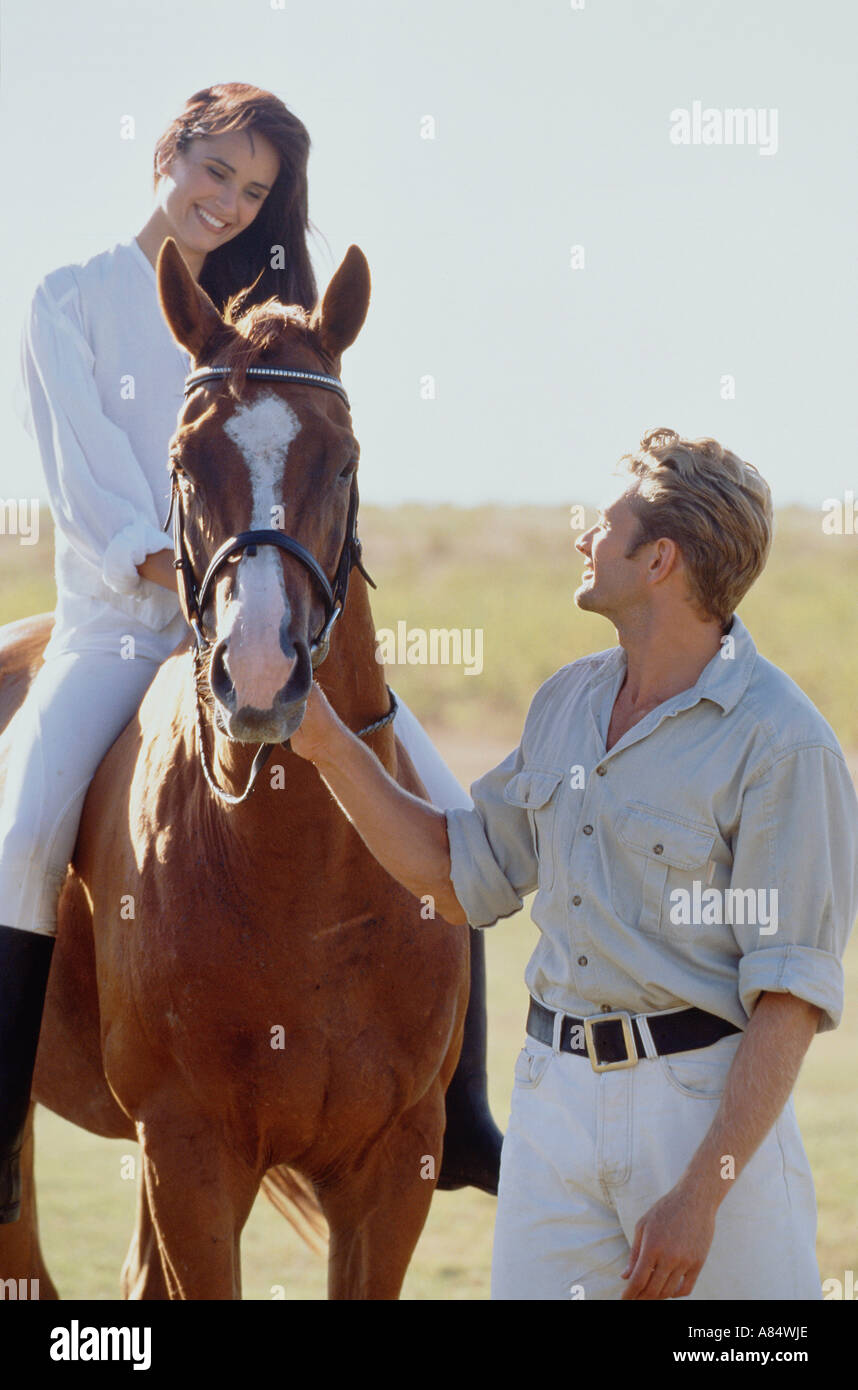 Jeune couple à cheval. Woman riding bareback. Banque D'Images