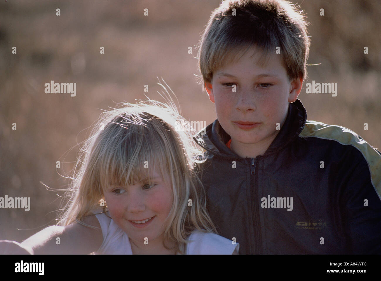 Portrait De Deux Enfants Garçon Et Fille à Lextérieur Banque Dimages