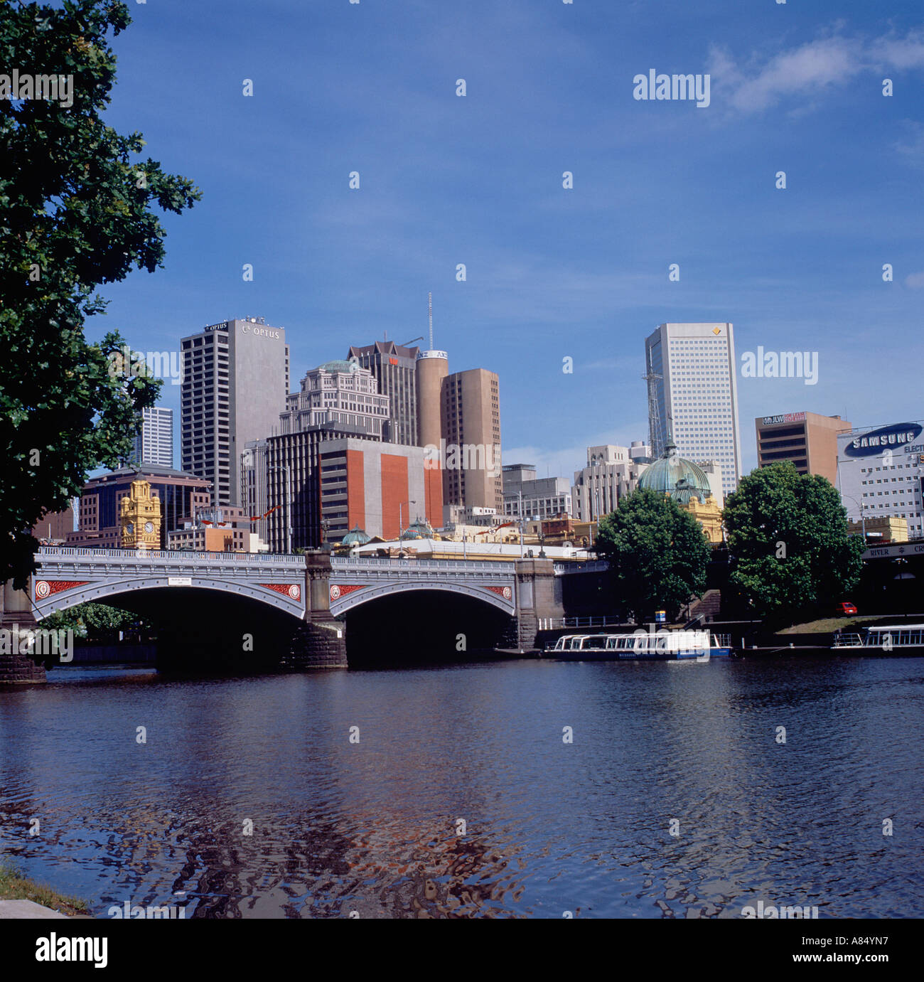 L'Australie. Victoria. Melbourne. La rivière Yarra. Princes bridge. c. 1983. Banque D'Images