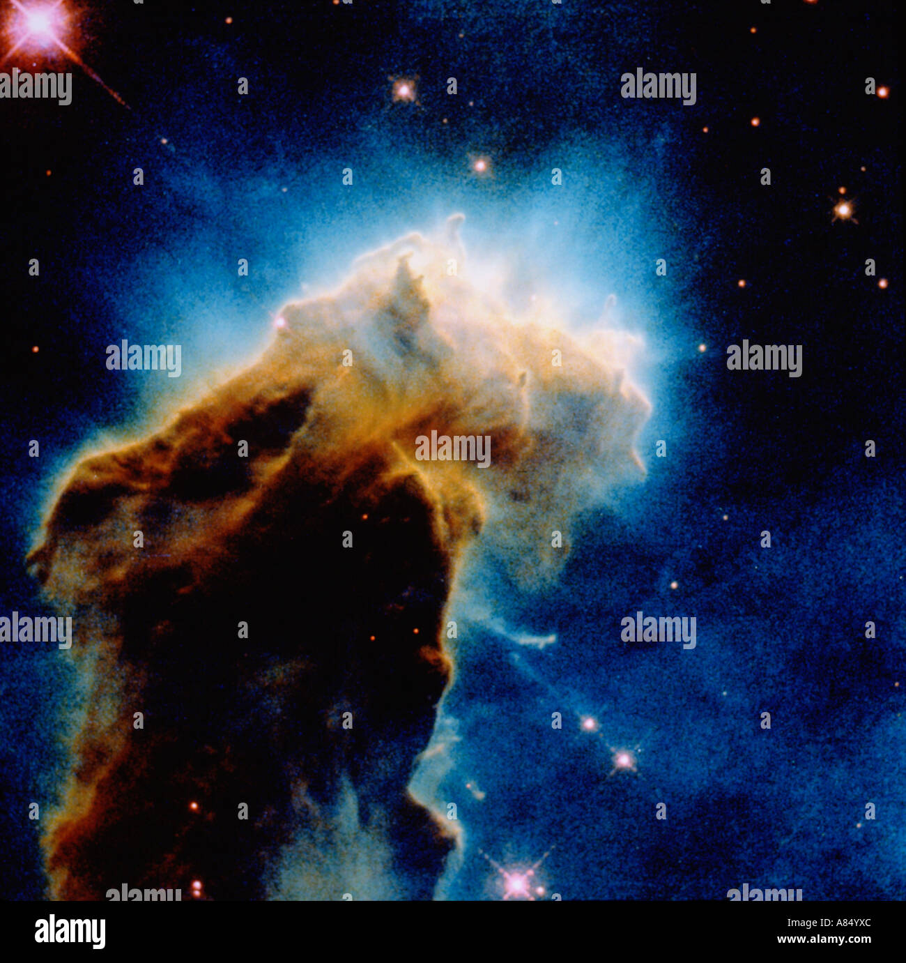 L'astronomie. Naissance étoiles nuages dans l'espace lointain. Nébuleuse de l'aigle. Hubble image. Banque D'Images