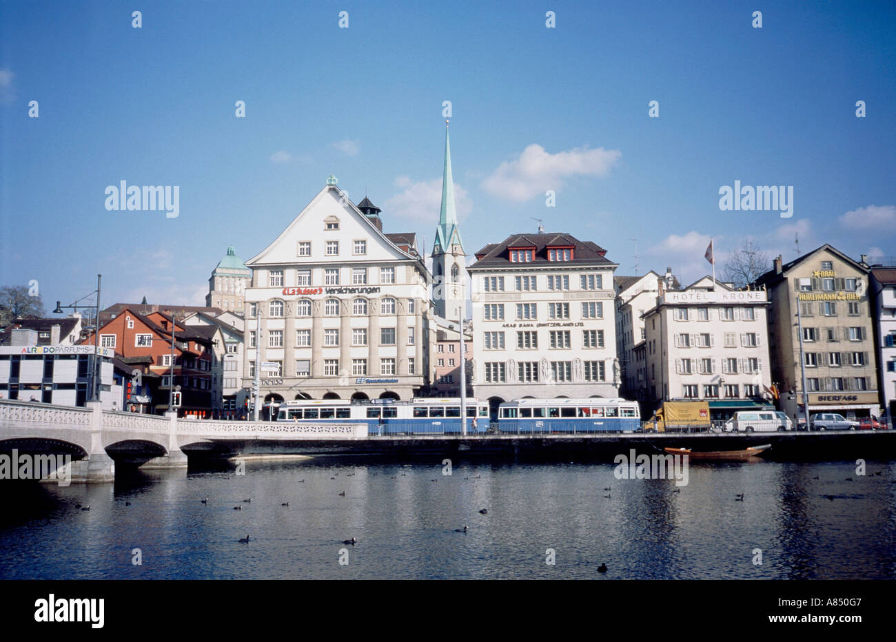 La Suisse. Zurich. Vieille ville. Rivière Limmat. Banque D'Images