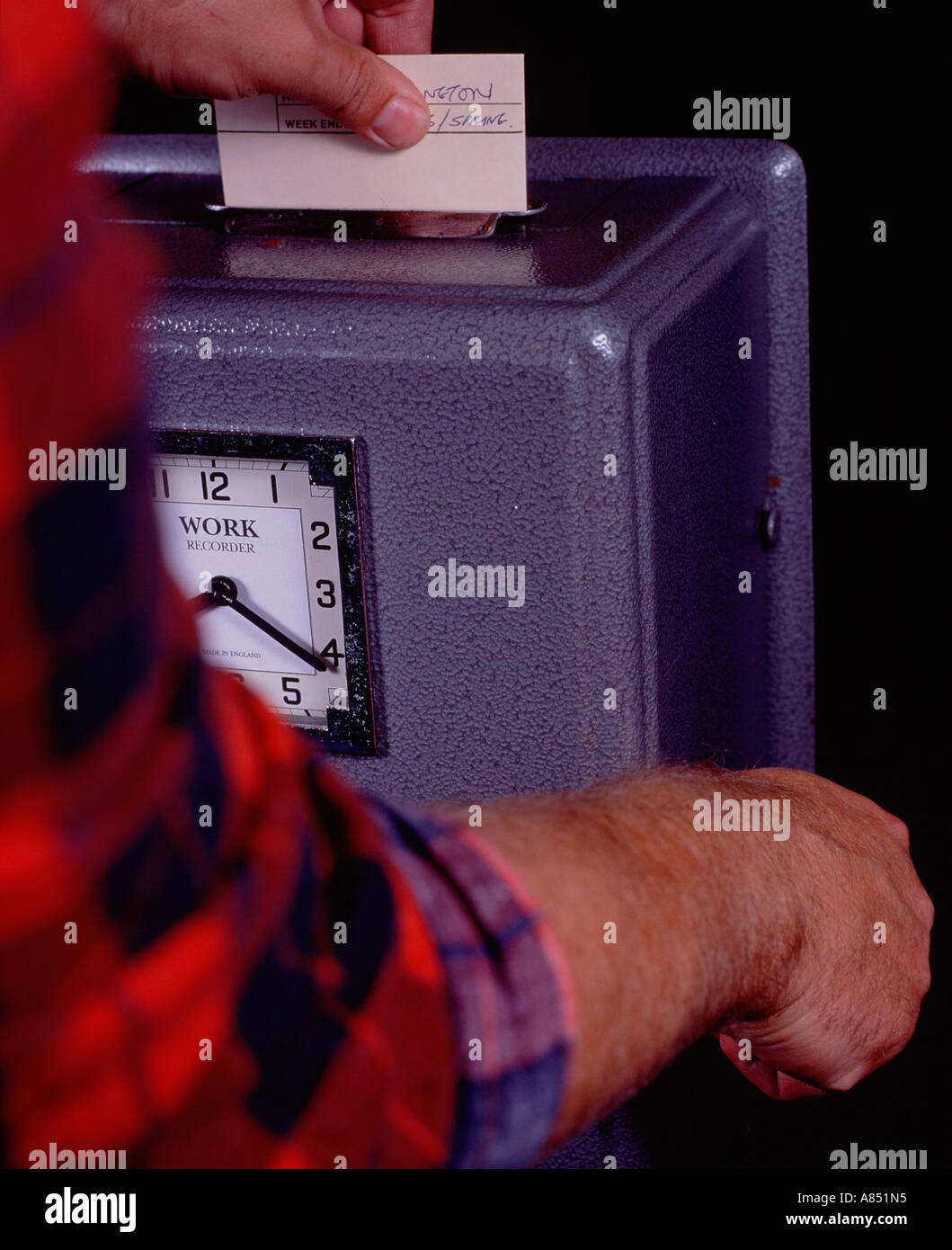 Close up of male employé d'usine avec la synchronisation sur l'horloge en temps de travail. Banque D'Images