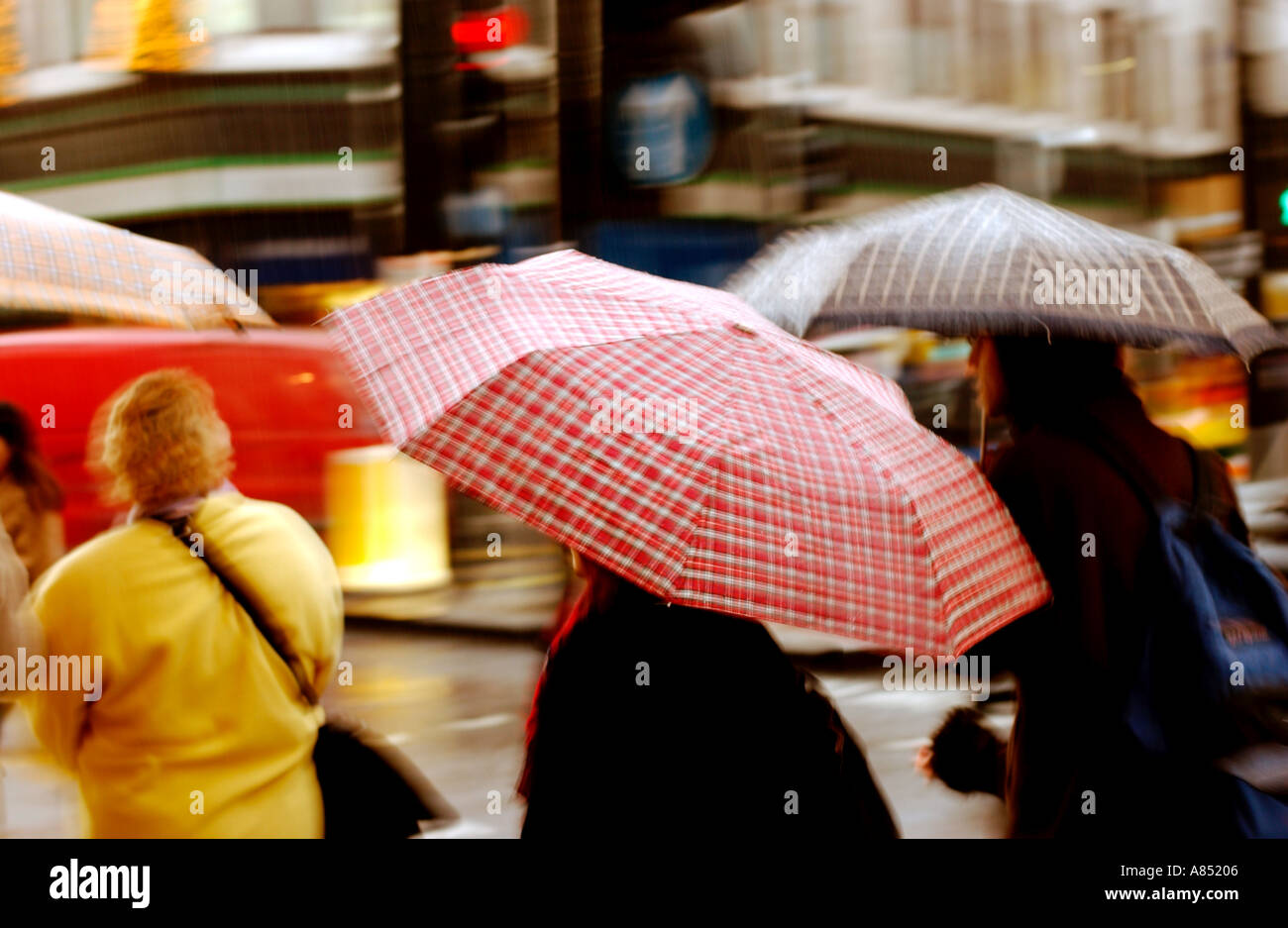 Shoppers sur Oxford Street dans la pluie, Jour Banque D'Images