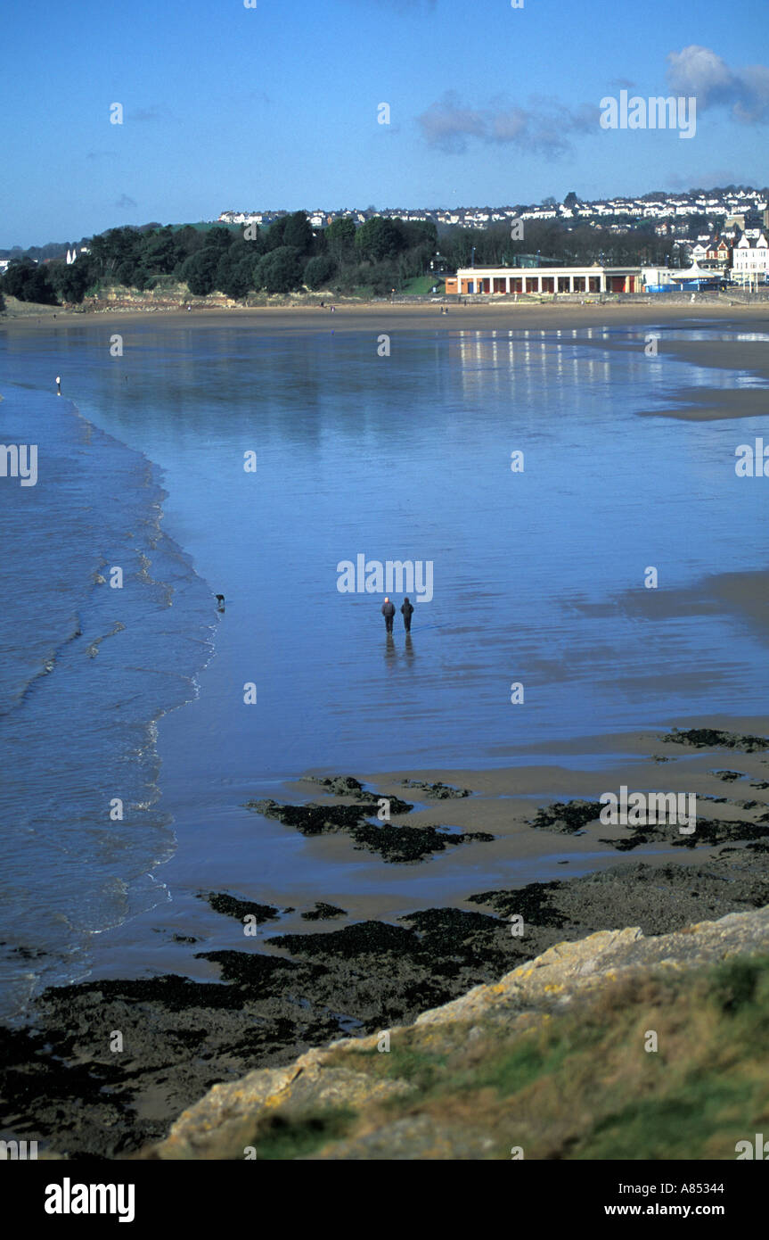 Couple et Dog Walking on Beach Barry Island South Wales Banque D'Images