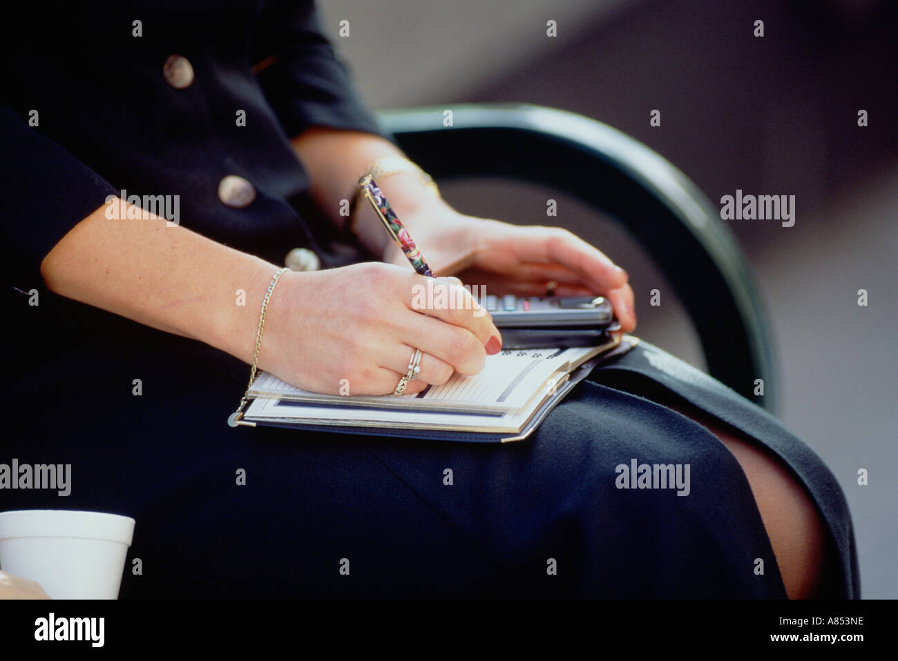 Close-up of young woman's lap part écrit dans journal Banque D'Images