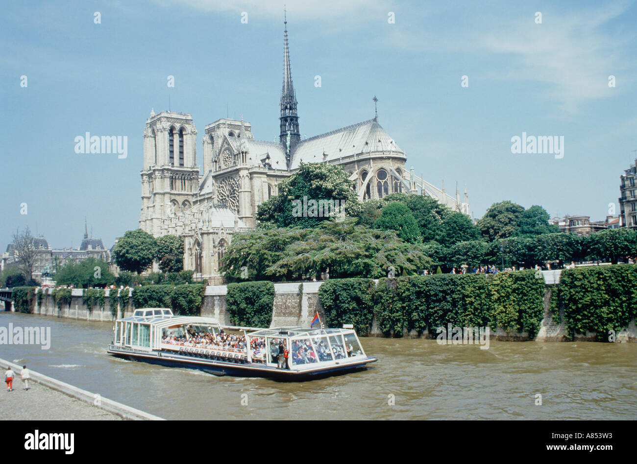 La France. Paris. La cathédrale Notre-Dame et bateau sur la Seine. Banque D'Images