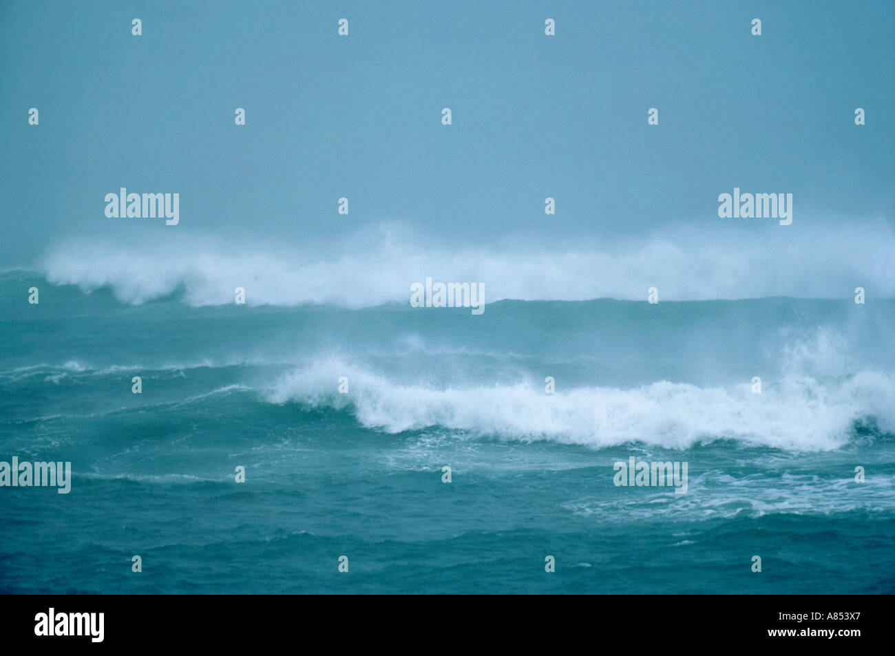 Surf vagues de tempête en mer. Banque D'Images