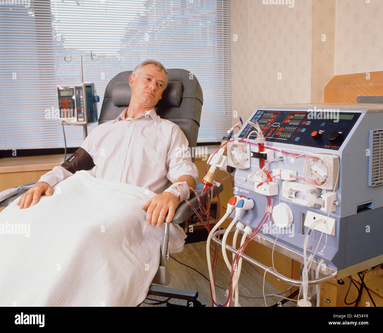 L'hôpital. Homme patient sous dialyse rénale. Banque D'Images