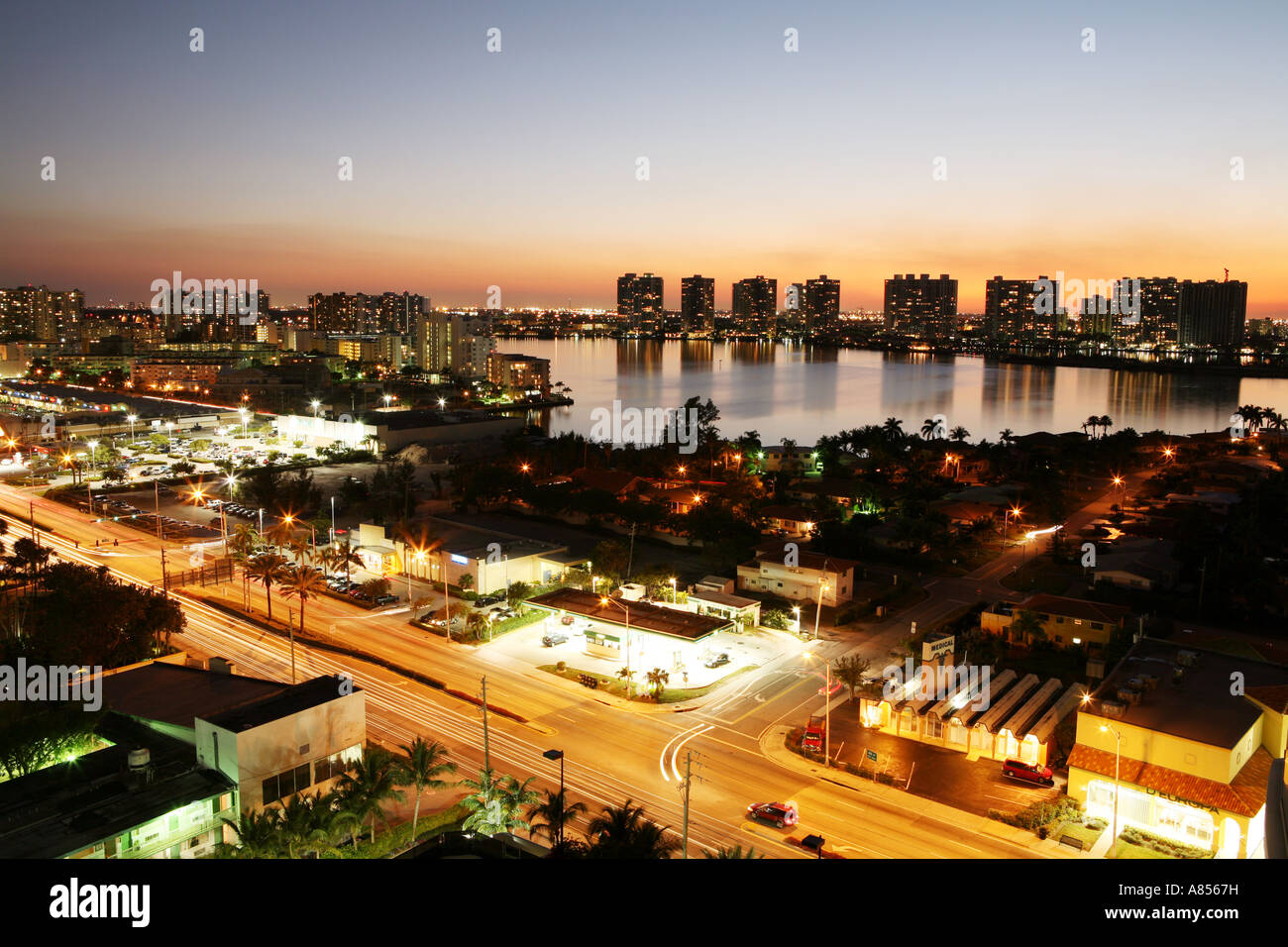 Vue de l'appartement immeubles et maisons à Collins au crépuscule dans la région de Sunny Isles Beach / salon Aventura, Miami, Floride, USA. Banque D'Images