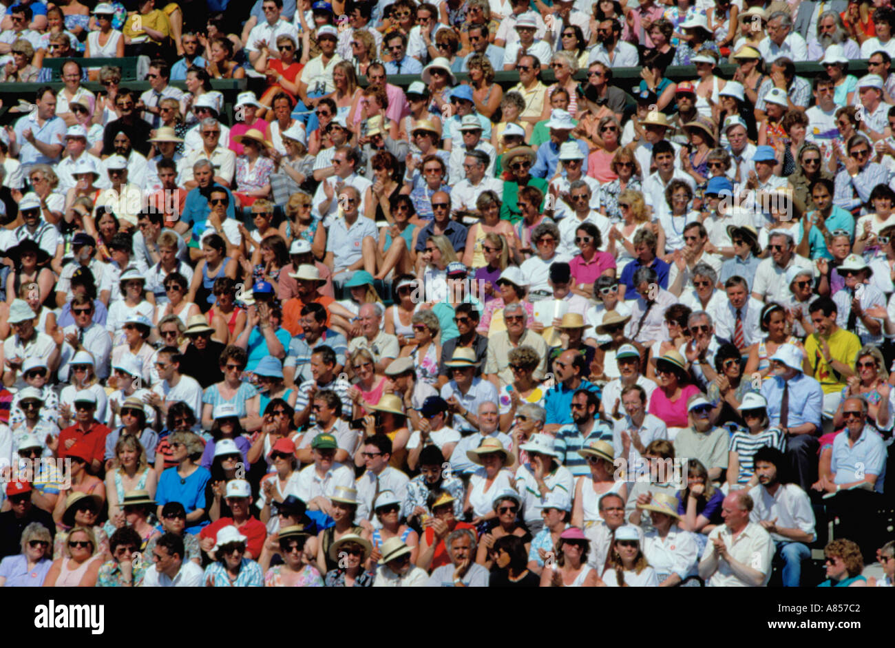 Foule de gens qui regardent un match de tennis, Wimbledon, Surrey, Angleterre, Royaume-Uni. Banque D'Images