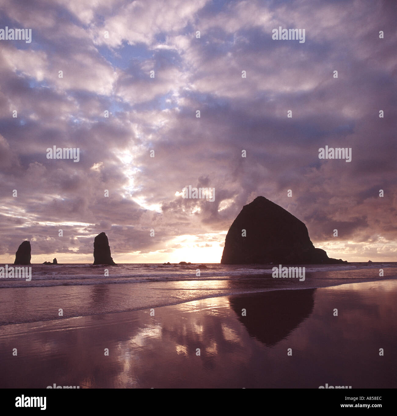 Haystack Rock sur Cannon Beach Oregon USA au coucher du soleil Banque D'Images