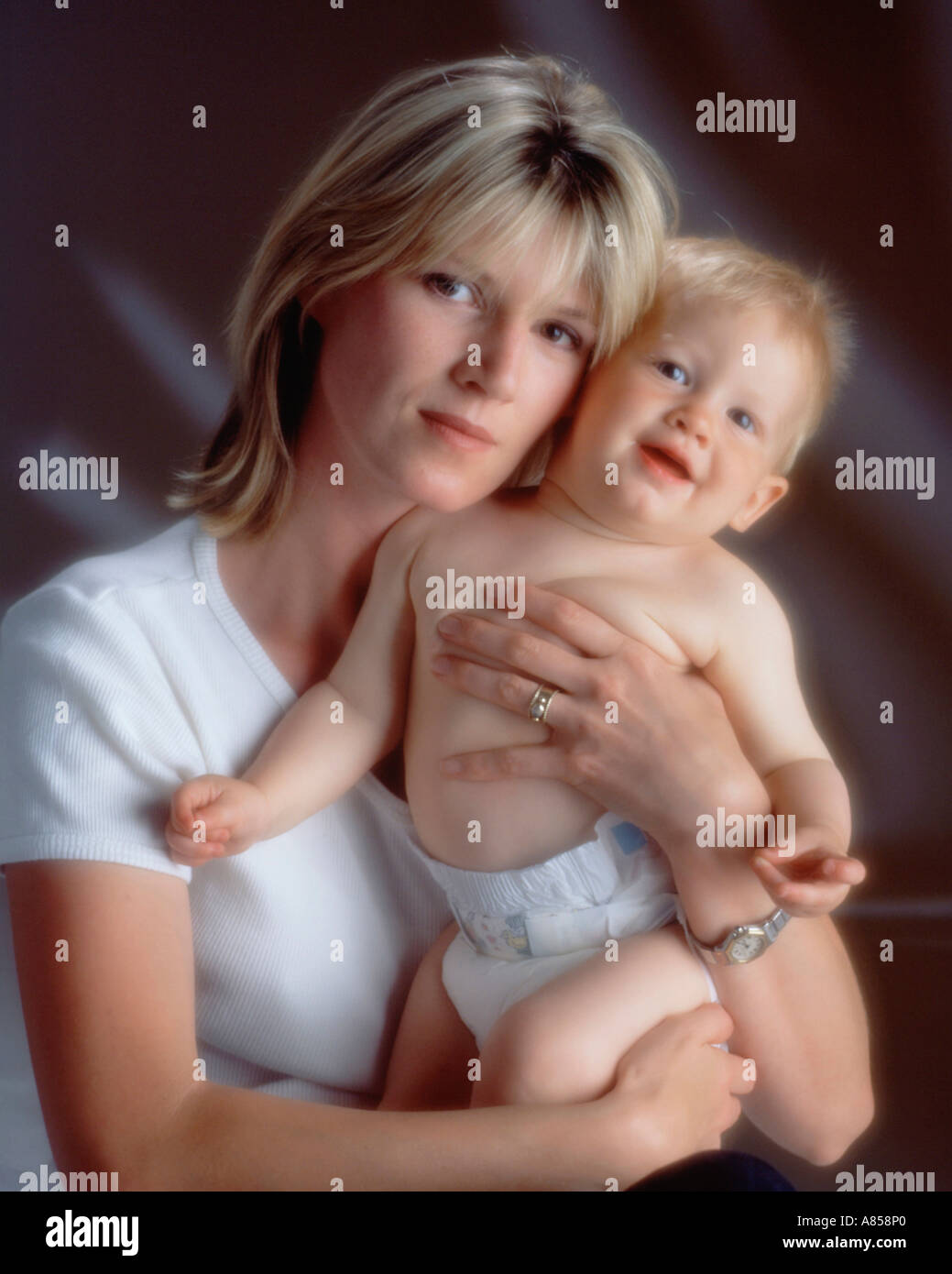 Studio portrait de mère tenant son bébé. Banque D'Images Studio portrait de mère tenant son bébé. Banque D'Images