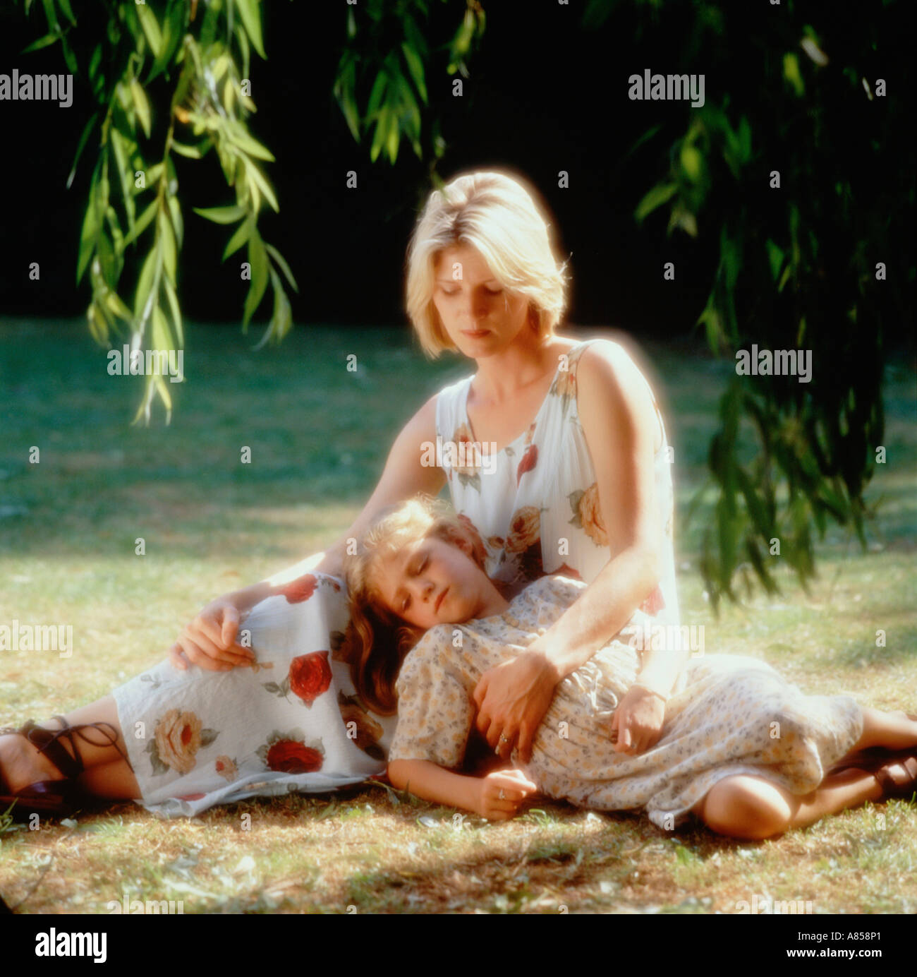 Portrait plein air de blonde unique mère et fille dans le parc. Banque D'Images