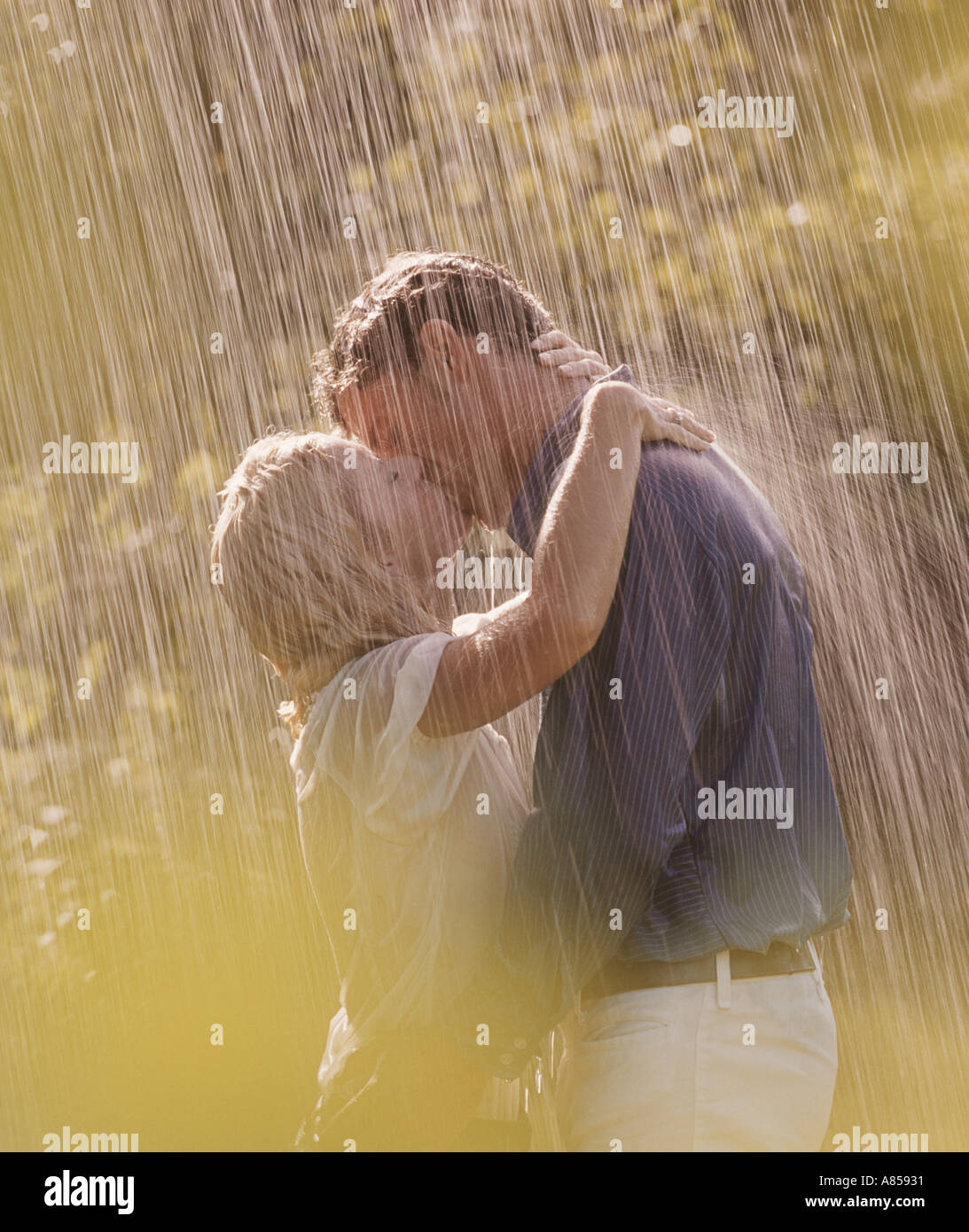 Couple kissing in the rain Banque D'Images