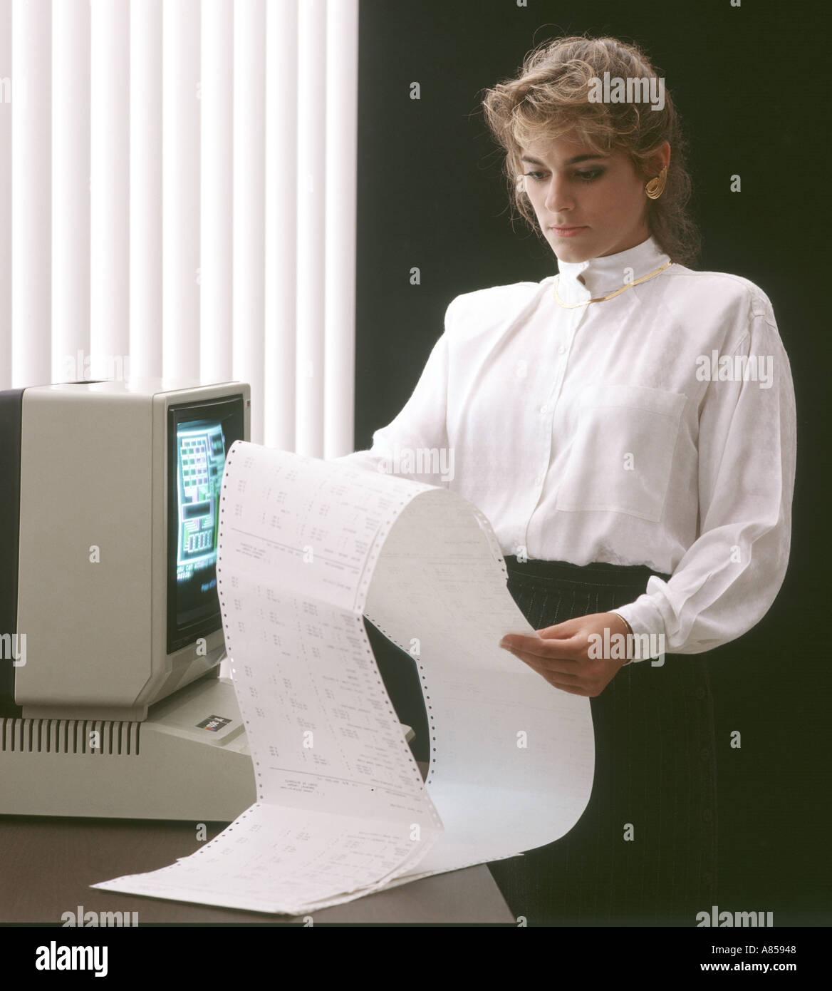 L'étude de femme imprimé un document informatique Banque D'Images