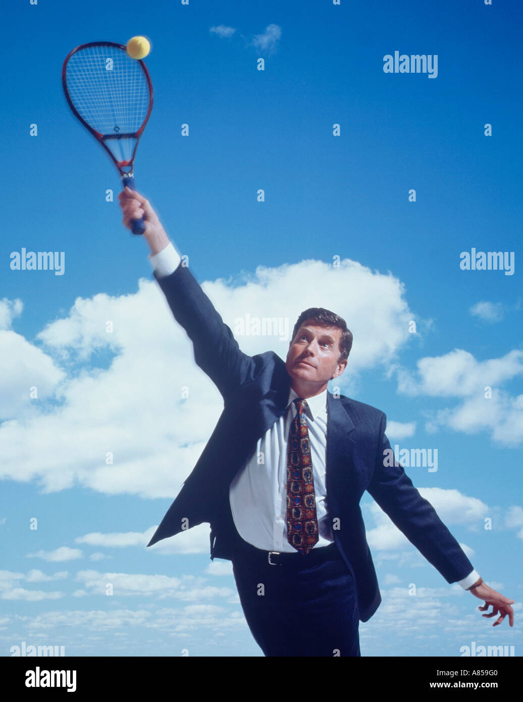 Concept d'entreprise. Male executive portant costume et jouer au tennis  Photo Stock - Alamy
