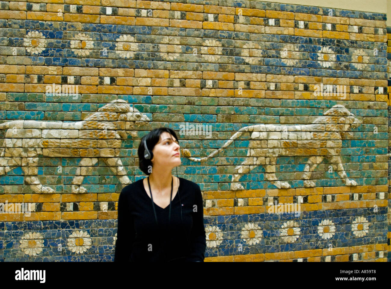 Voie processionnelle avec mosaïques lion sacré menant à la porte d'Ishtar à Babylone à l'intérieur de Musée de Pergame Berlin Allemagne Banque D'Images