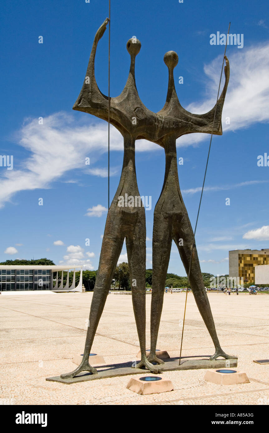 Os Candangos par Bruno Giorgi, les deux personnages masculins d'art de la Praça dos Três Poderes (trois puissances Square), Brasilia. Banque D'Images