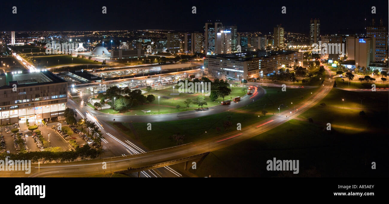 Une nuit 2 photo croix vue panoramique vue aérienne de Brasilia à la recherche vers la Praça dos Três Poderes, trois pouvoirs Square. Banque D'Images