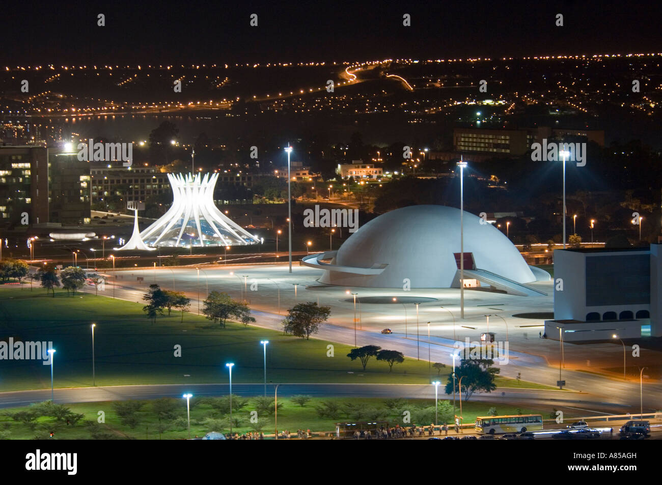 Une fois nuit vue aérienne de Brasilia avec la Cathédrale Métropolitaine à gauche et le Musée National de Brasilia à droite. Banque D'Images