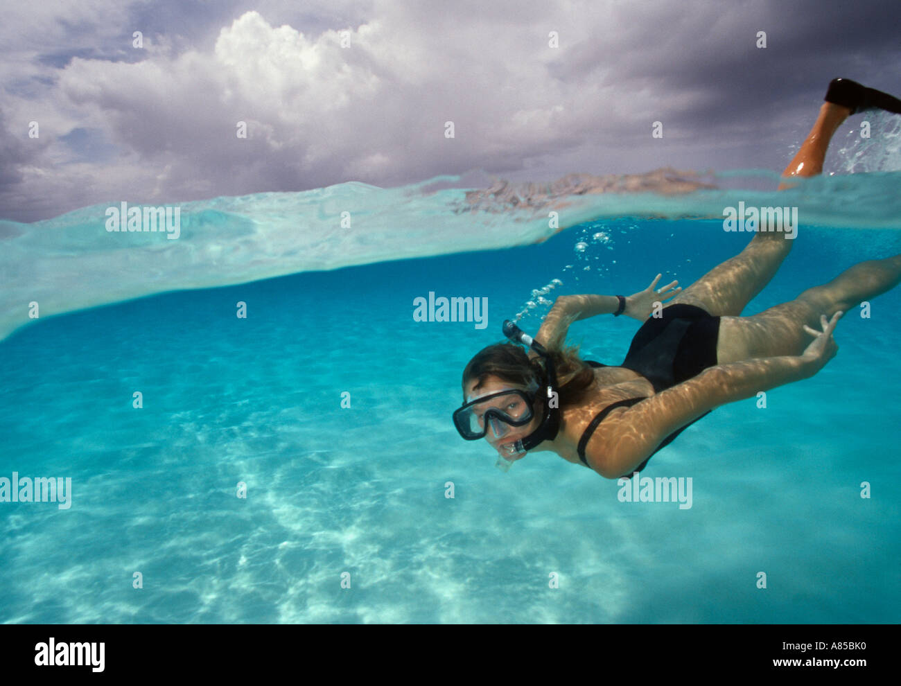 En vertu d'une femme de la plongée en eau peu profonde à la pointe Northwest Provo Providenciales Turks Caicos Banque D'Images