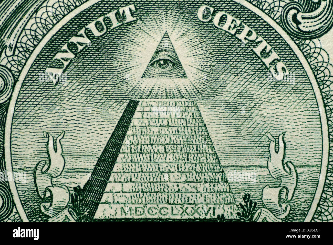 Résumé de l'arrière d'un Américain d'un Dollar US Remarque montrant une pyramide avec 13 étapes et un œil dans l'apex Banque D'Images