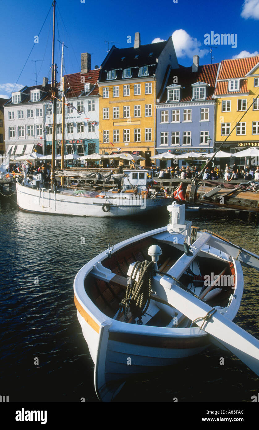 Danemark Copenhague RESTAURANTS MAISONS ET D'EXPÉDITION DANS LE PORT DE NYHAVN DANS Banque D'Images