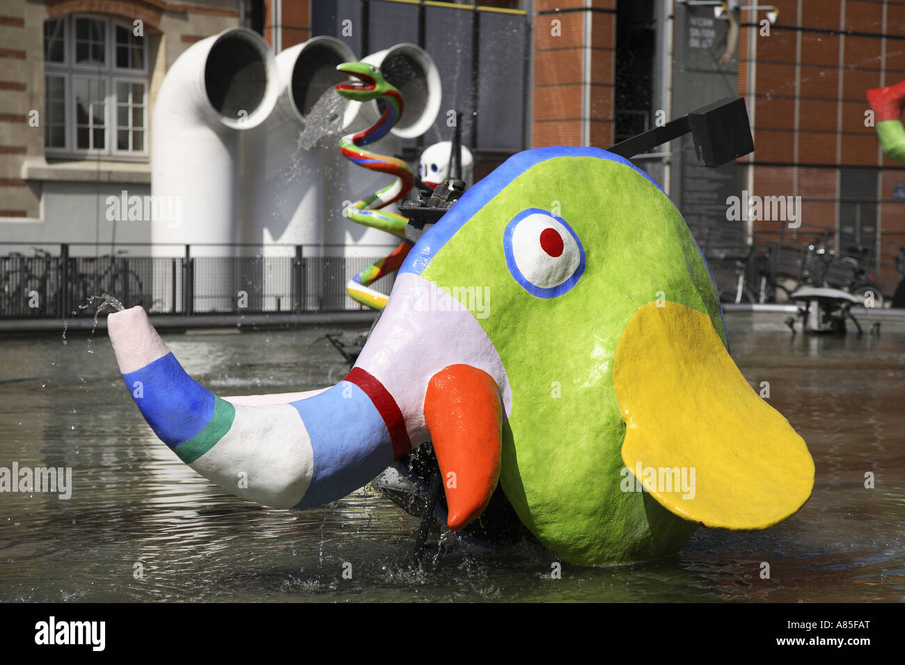 Fontaine mécanique hors centre Georges Pompidou, Place Igor Stravinsky, par Jean Tinguely et Niki de Saint-Paul, Paris Banque D'Images