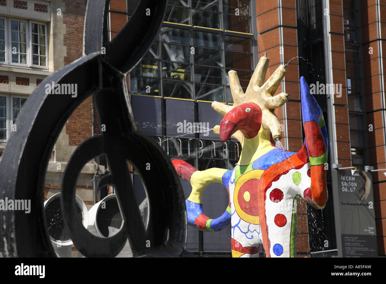 Fontaine mécanique hors centre Georges Pompidou, Place Igor Stravinsky, par Jean Tinguely et Niki de Saint-Paul, Paris Banque D'Images
