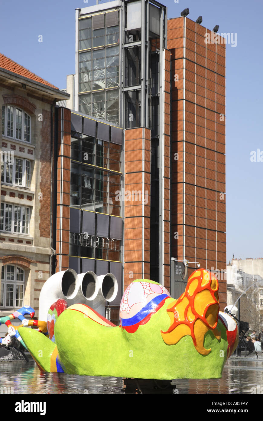 Fontaine mécanique hors centre Georges Pompidou, Place Igor Stravinsky, par Jean Tinguely et Niki de Saint-Paul, Paris Banque D'Images
