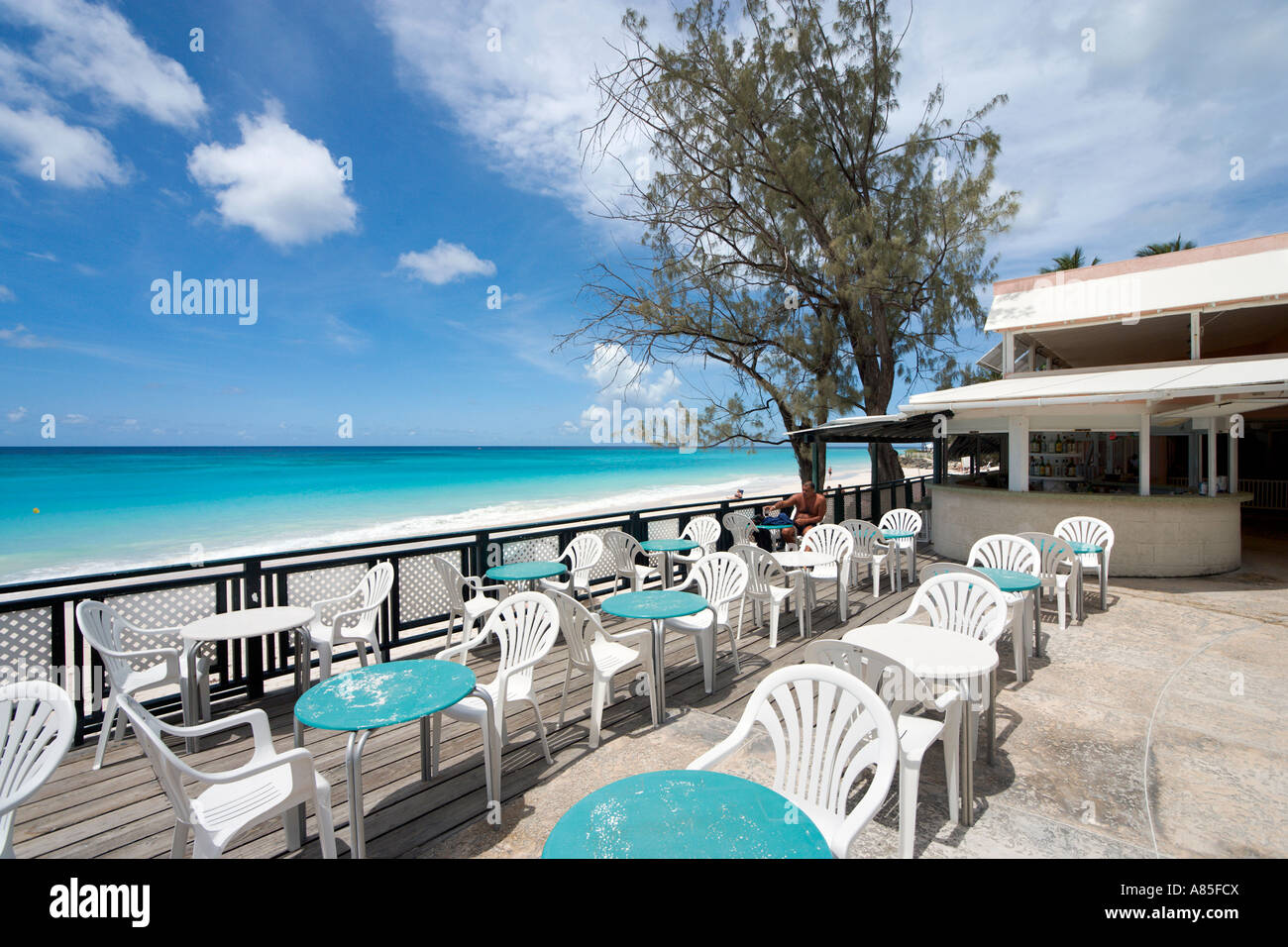 Piscine et bar de plage, Barbados Beach Club, Maxwell, près de St Lawrence Gap, Côte Sud, Barbados, Caribbean Banque D'Images