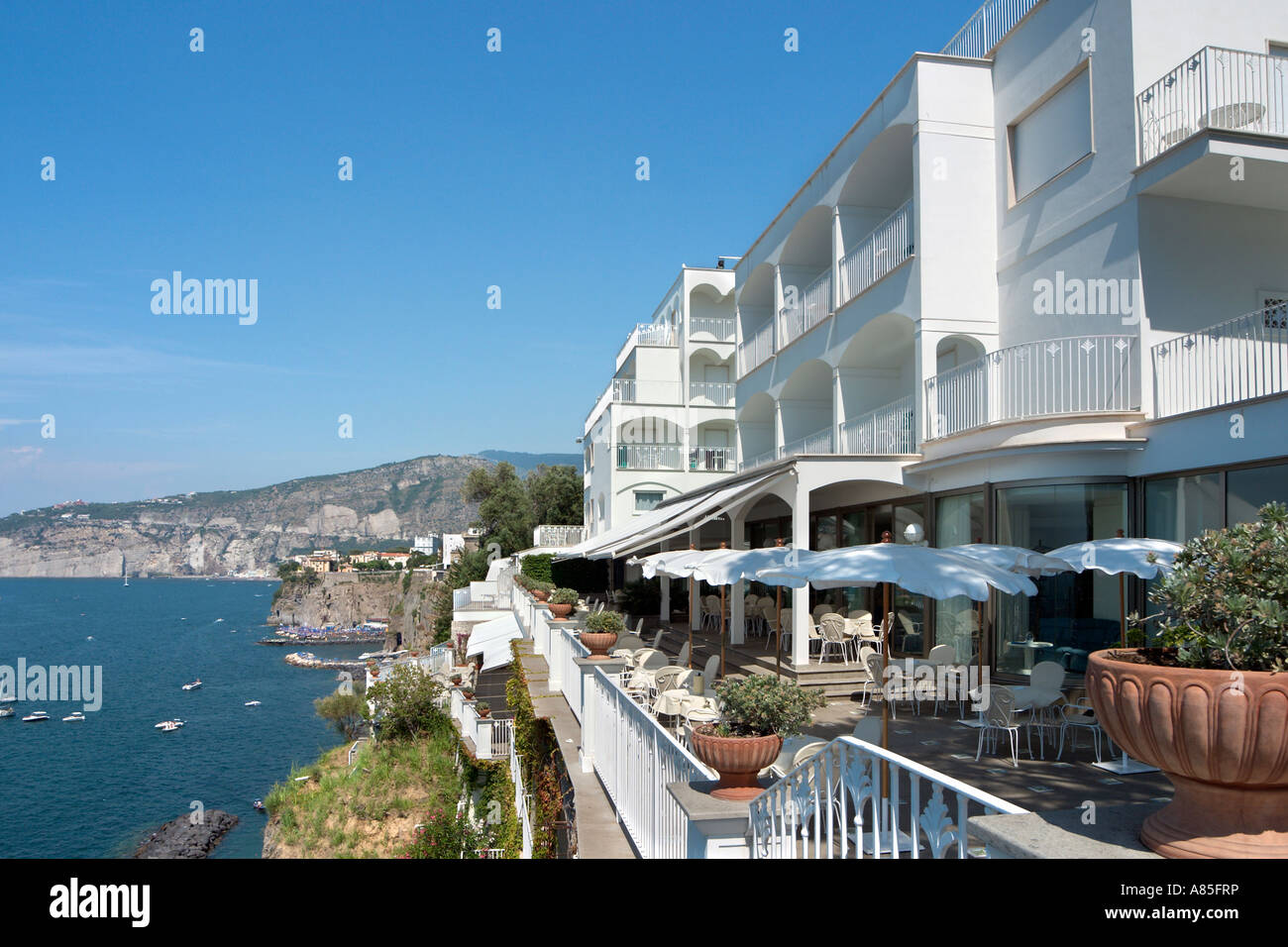 Bâtiment principal de l''hôtel et d'une terrasse donnant sur la mer, l'hôtel Grand Riviera, Sorrento, Riviera napolitaine, Italie Banque D'Images