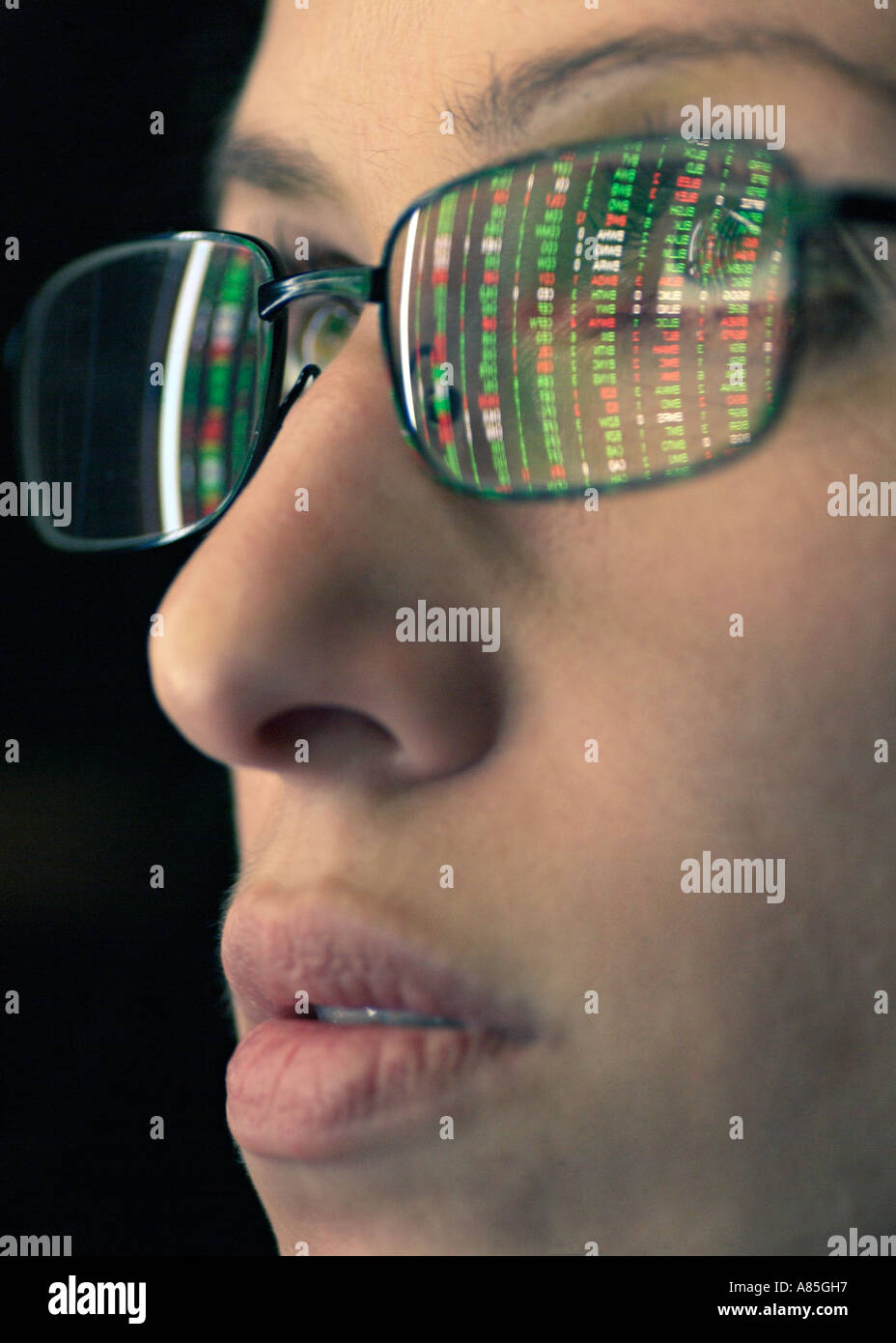 Courtier en valeurs avec des marchés boursiers ont réfléchi sur les lunettes, Close Up. Banque D'Images