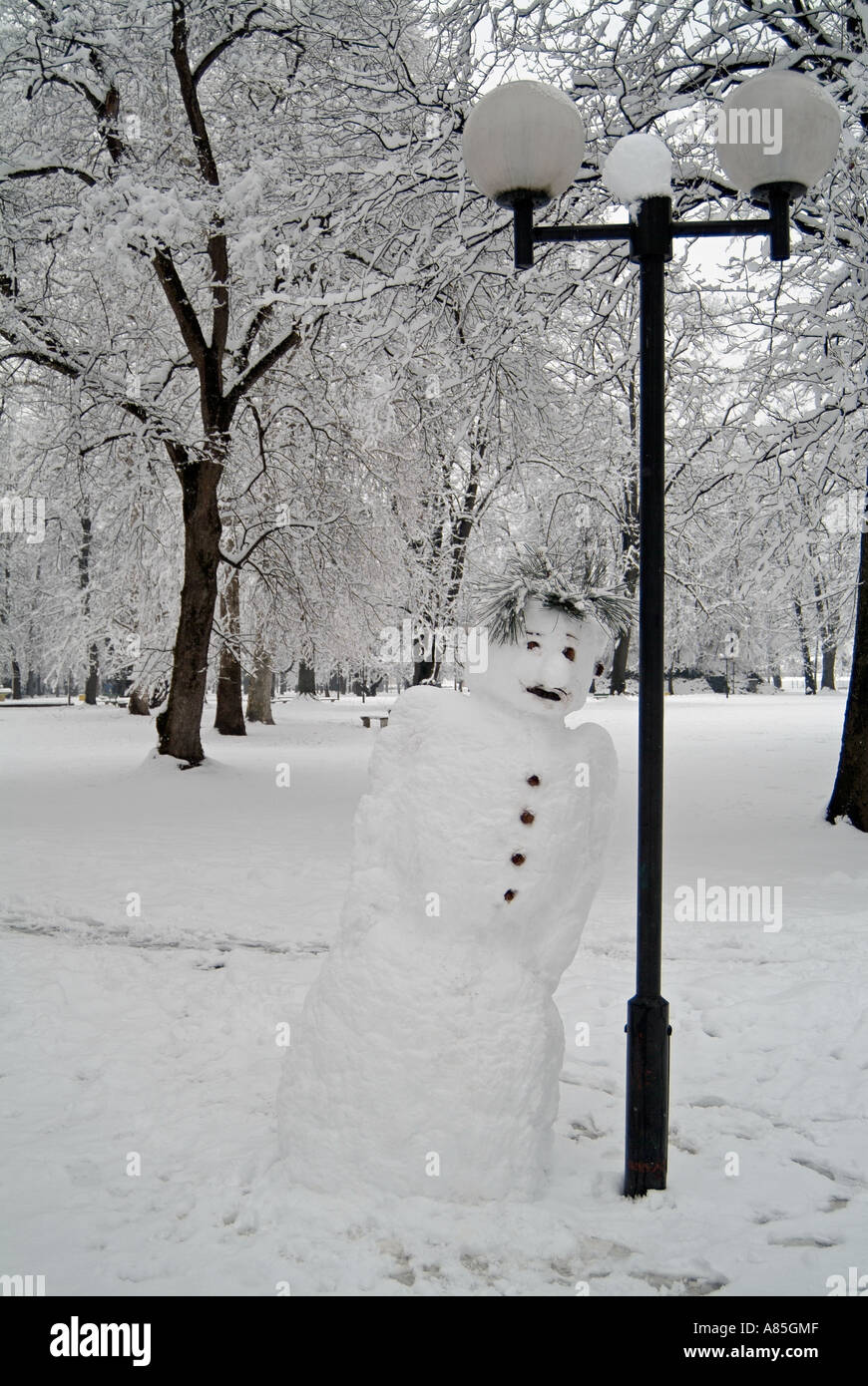 Bonhomme de neige dans un parc Banque D'Images Bonhomme de neige dans un parc Banque D'Images