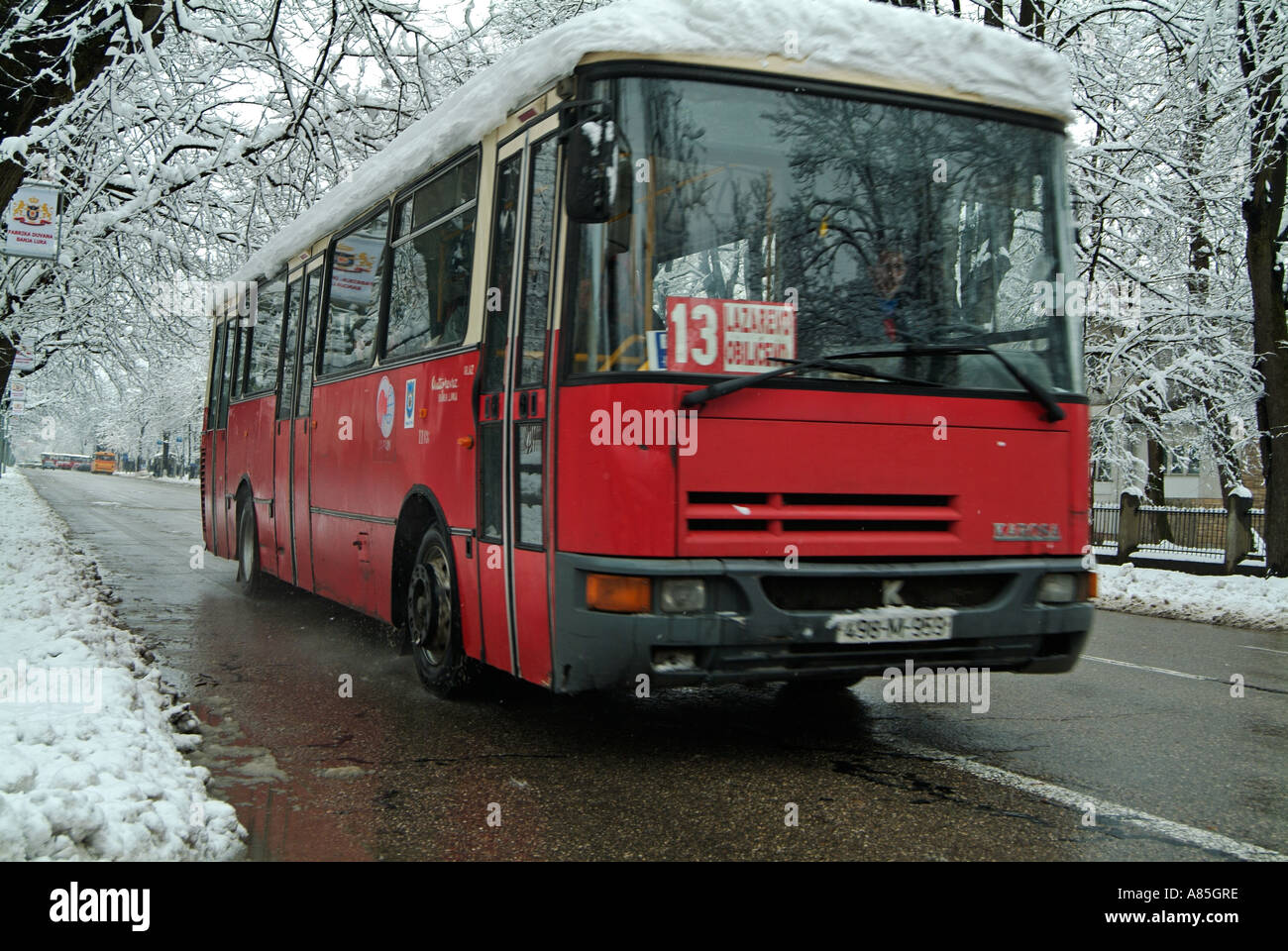 Bus sur une rue de la ville au cours de l'hiver neige Banque D'Images