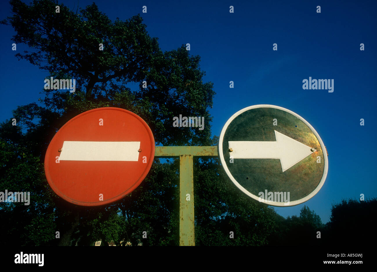 Interdiction et la flèche de l'AVANT SEULEMENT TRAFFIC SIGN CIRCLE Banque D'Images