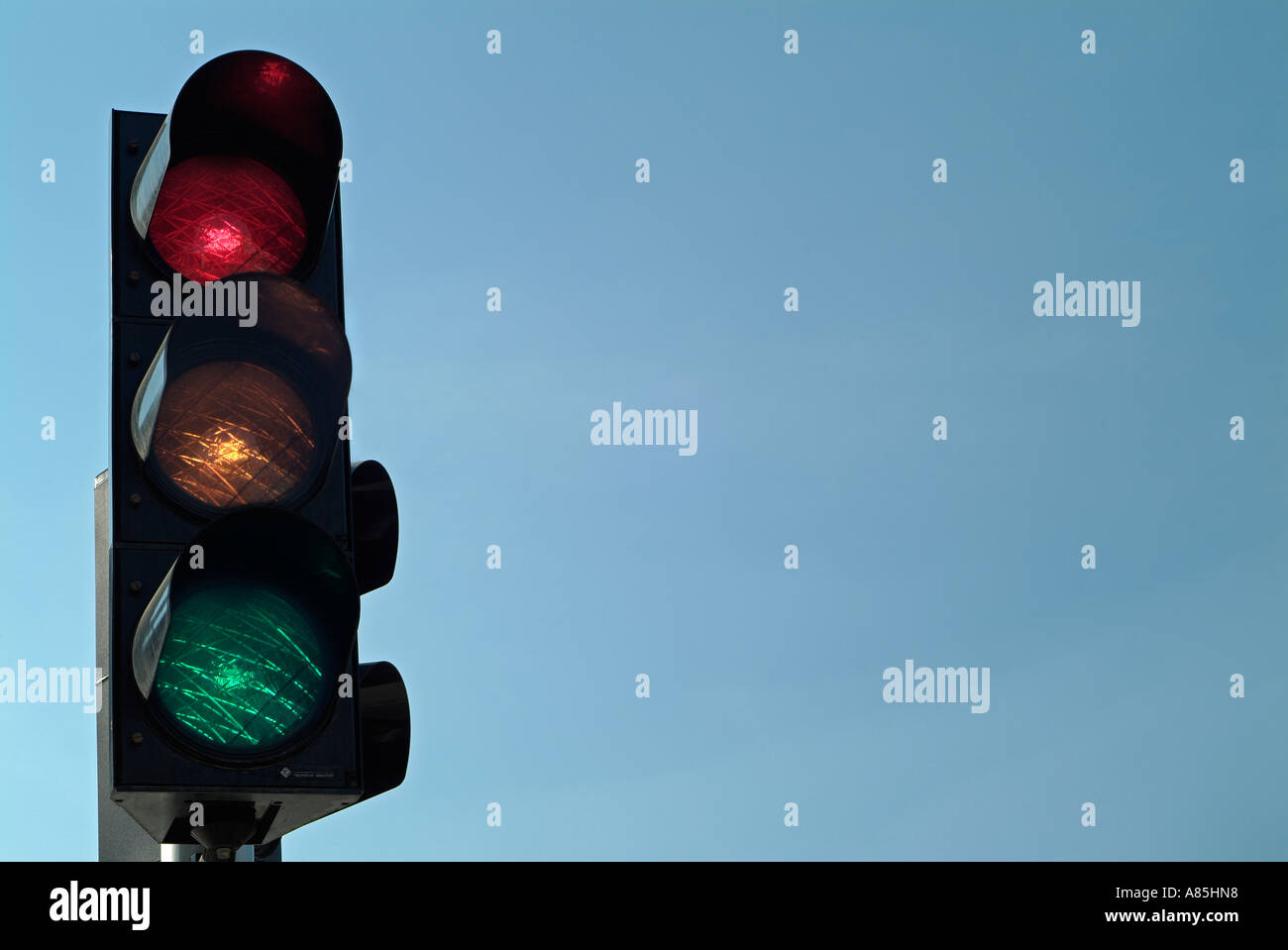 Feu de circulation confus montrant le signal rouge orange et vert s'allume en même temps Banque D'Images