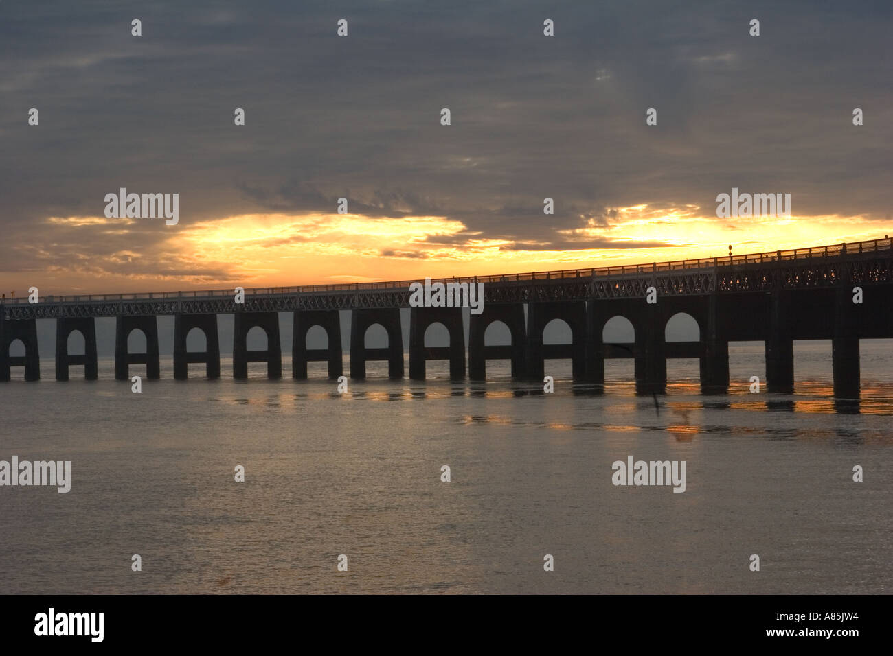 Coucher de soleil sur le pont ferroviaire de Tay, Dundee, Écosse, Royaume-Uni Tayside Banque D'Images