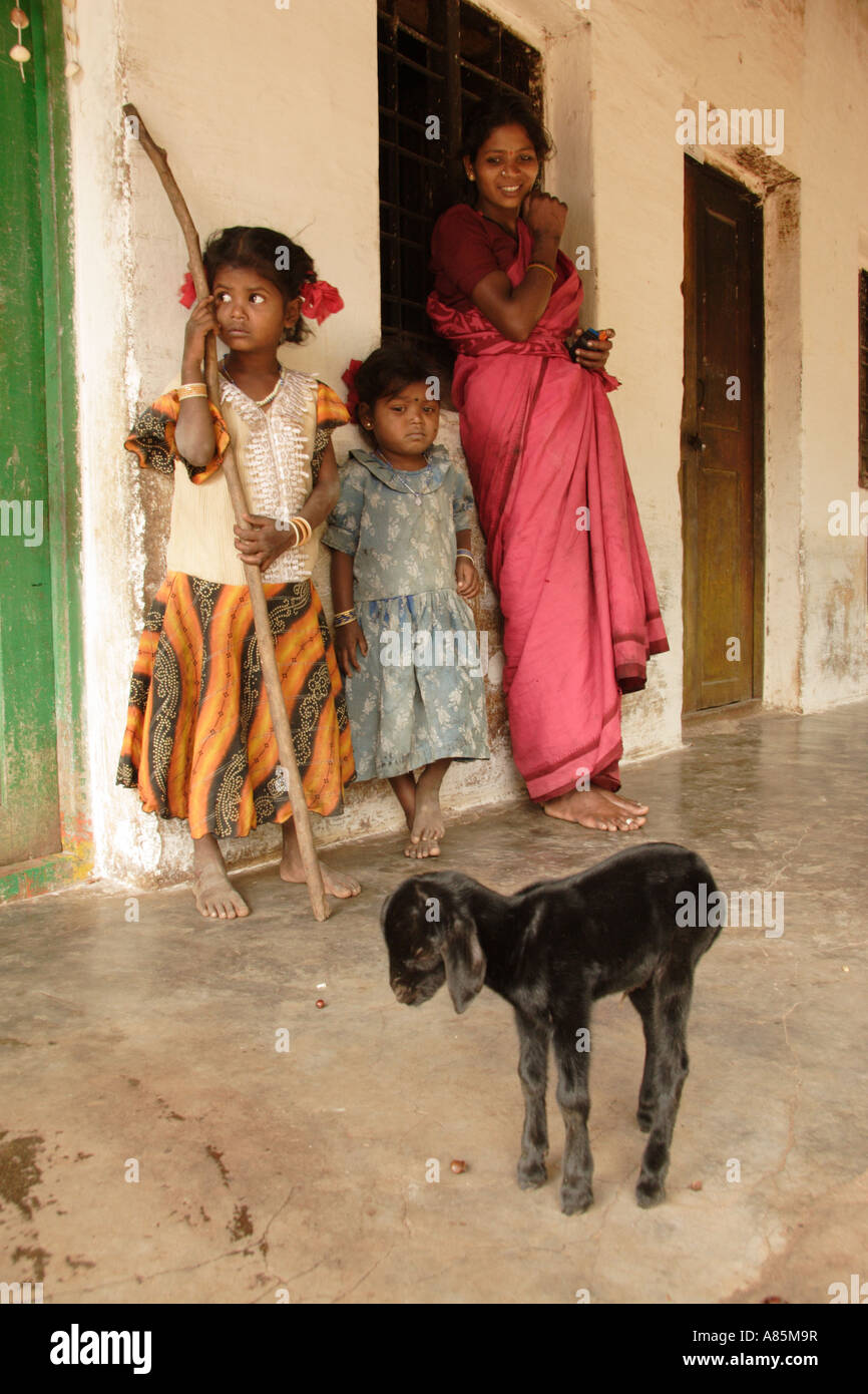 Les membres de la tribu Soliga se tiennent à l'extérieur de leur maison dans le Sanctuaire de faune de BRT à Karnataka, Inde du sud. Banque D'Images