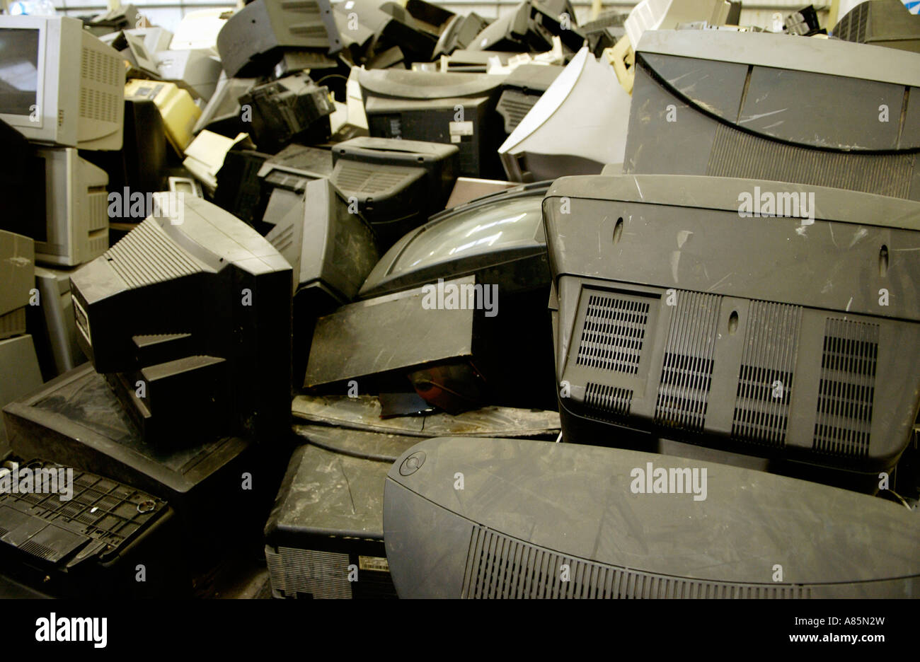 Cathode Ray Tube CRT moniteurs d'ordinateur et de la télévision nationale prête pour le recyclage à l'usine à Rhondda Valley South Wales UK Banque D'Images