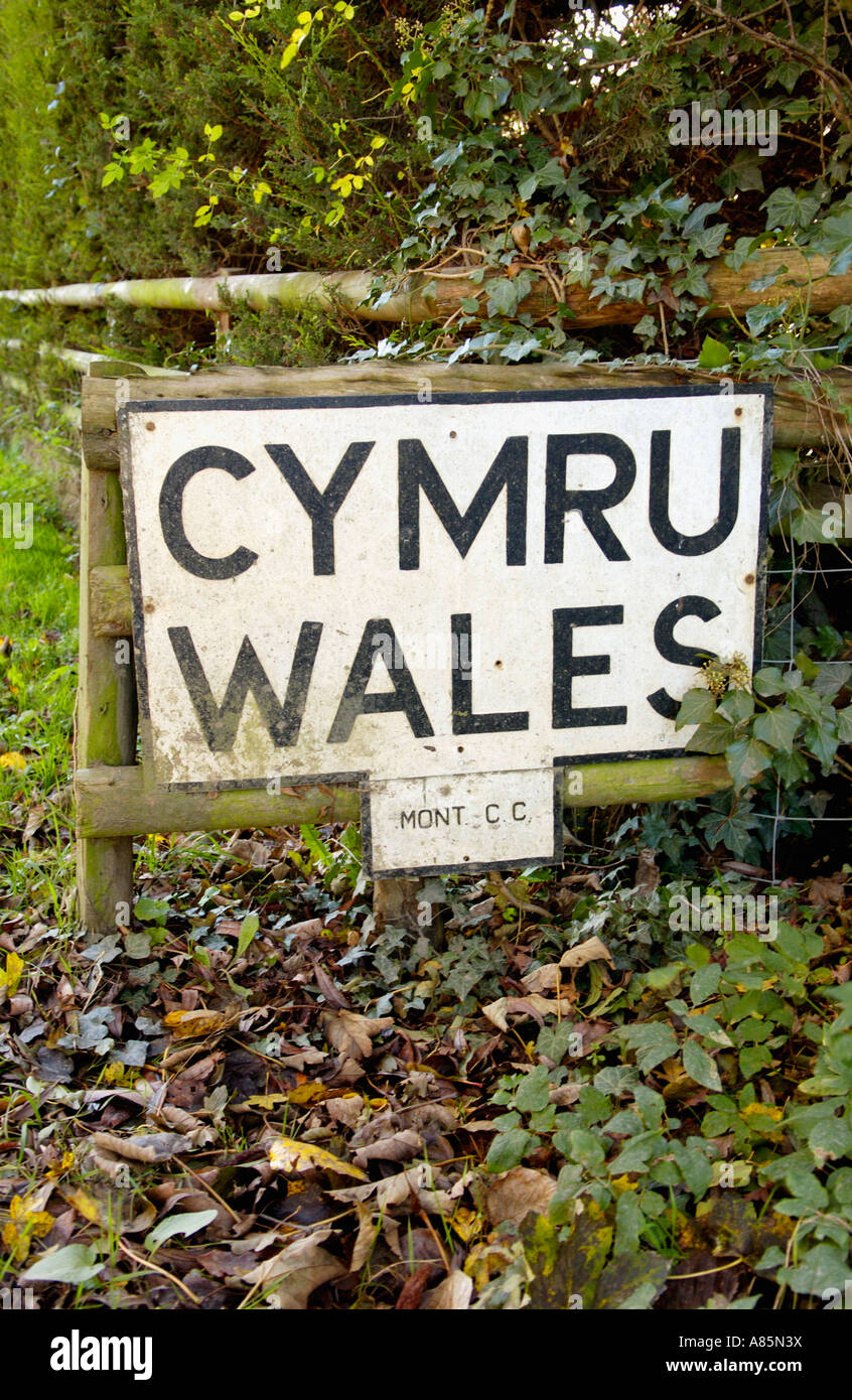 CYMRU WALES signe sur la frontière avec l'Angleterre près de Bacheldre Powys Pays de Galles UK Montgomery moulin à eau Banque D'Images