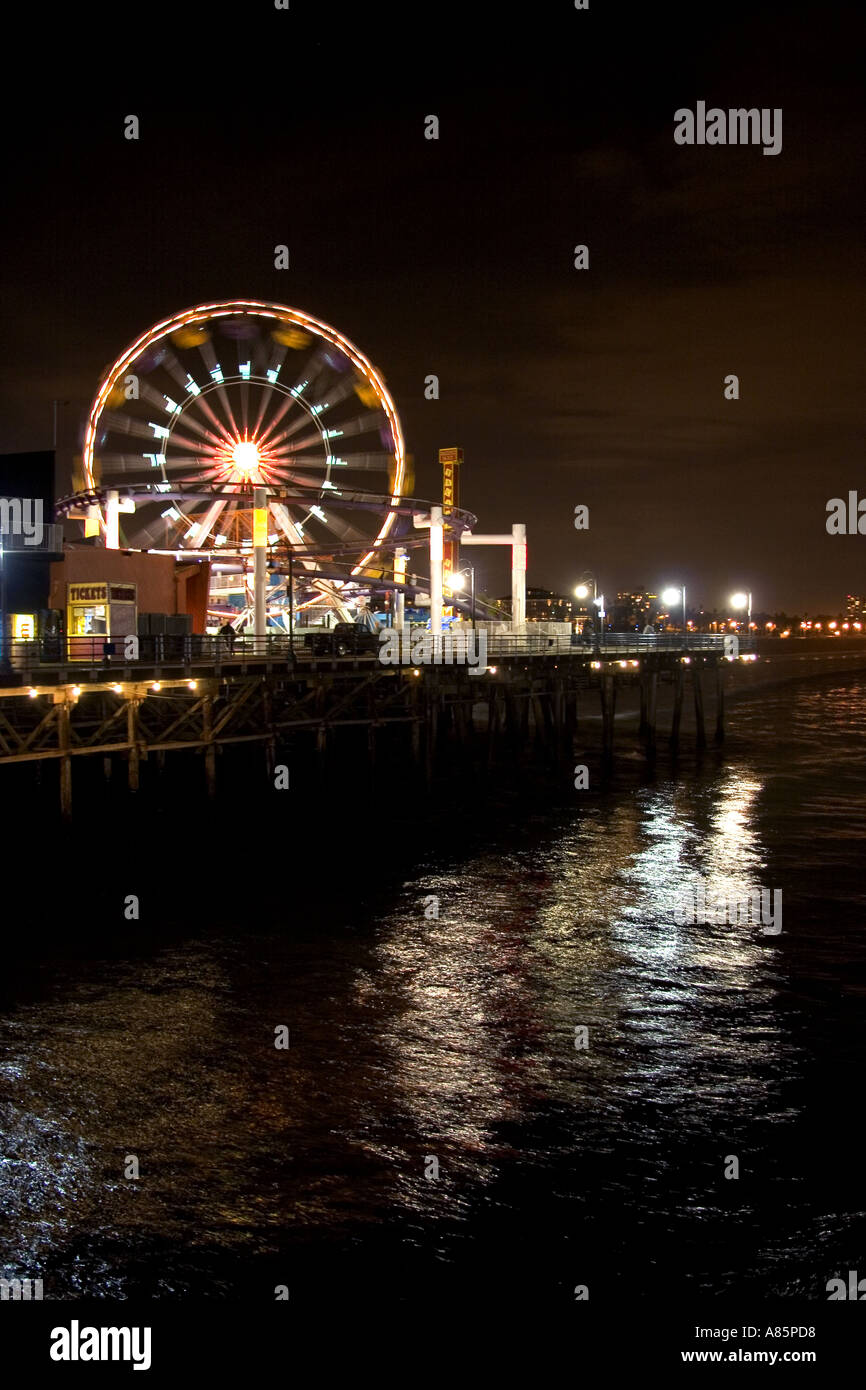 Grande roue et des lumières dans la nuit sur la jetée de Santa Monica en Californie Banque D'Images