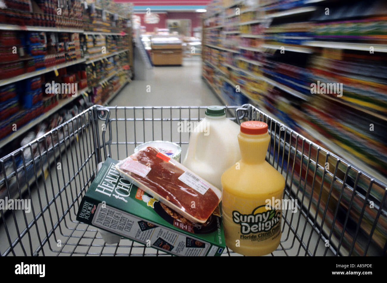 Épicerie dans un panier en descente l'île dans un supermarché shopping Alimentation Banque D'Images