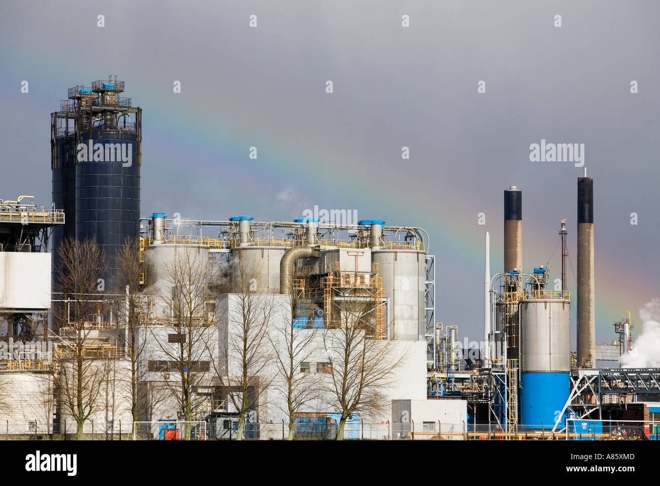 La raffinerie de Grangemouth après pluie- avec rainbow 3 Banque D'Images