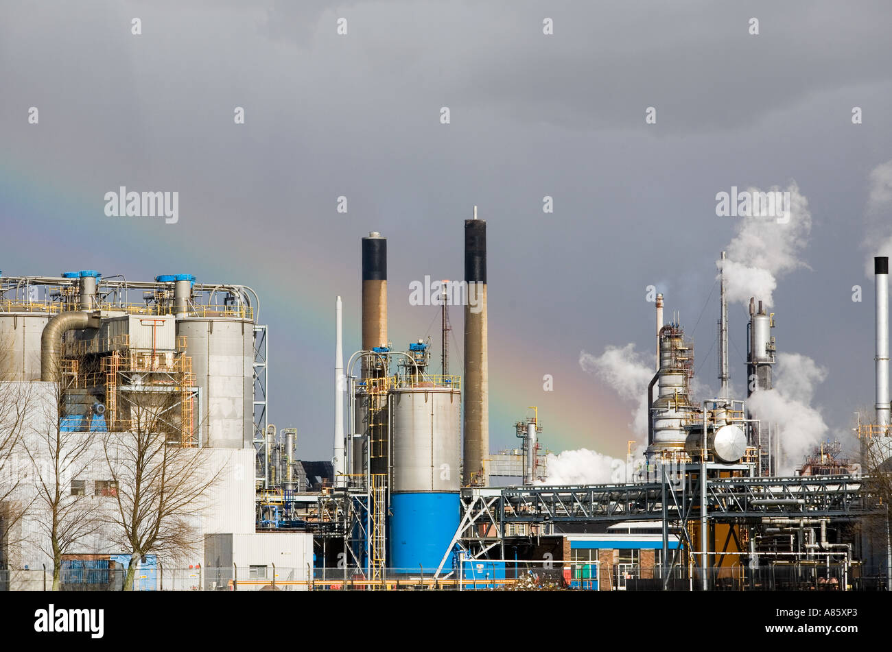 La raffinerie de Grangemouth après pluie- avec rainbow Banque D'Images