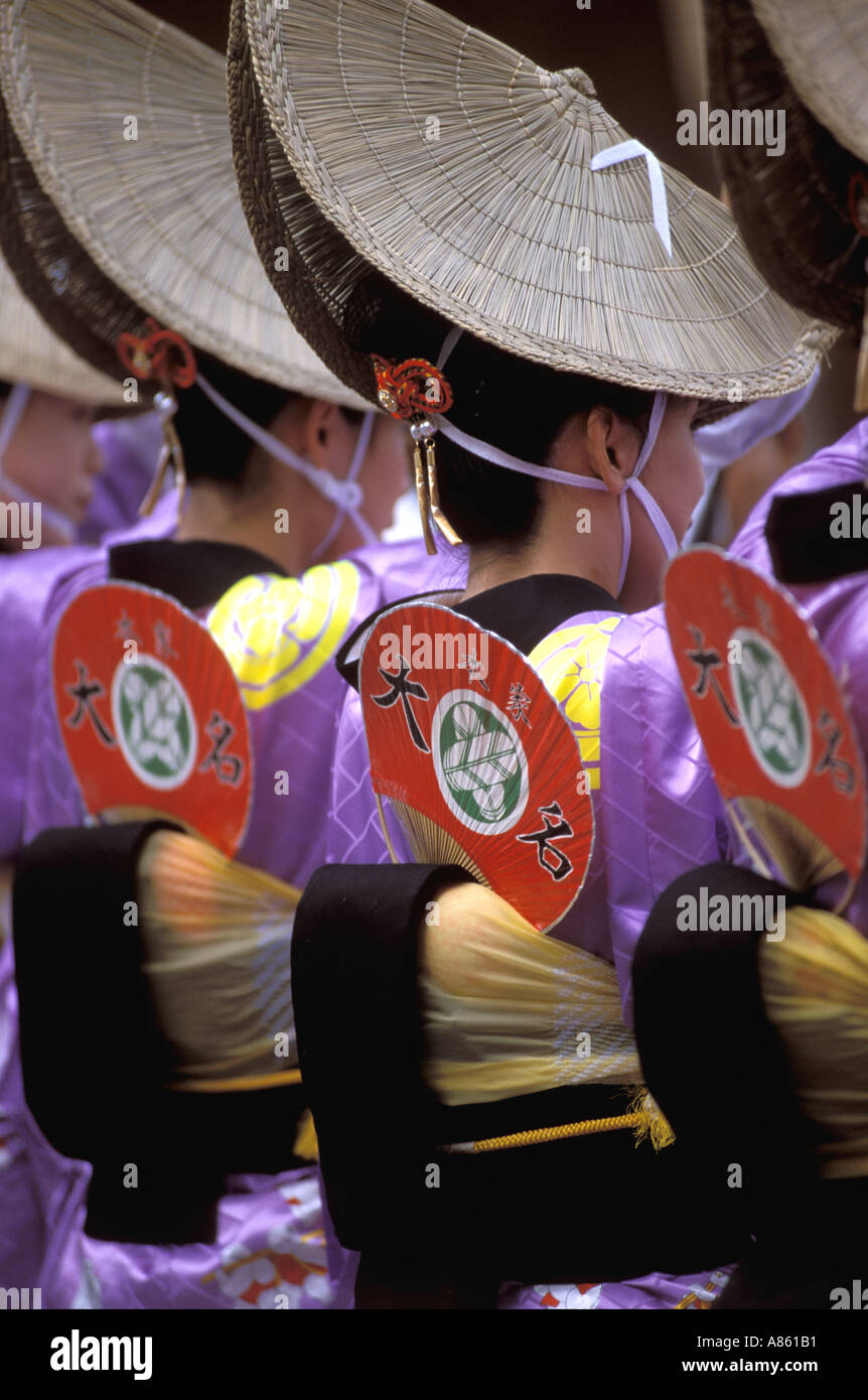 Des femmes en kimono et chapeaux de paille 'amigasa' dansent ensemble dans les rues de Tokushima pendant le festival d'été Awa odori, Shikoku, Japon. Banque D'Images