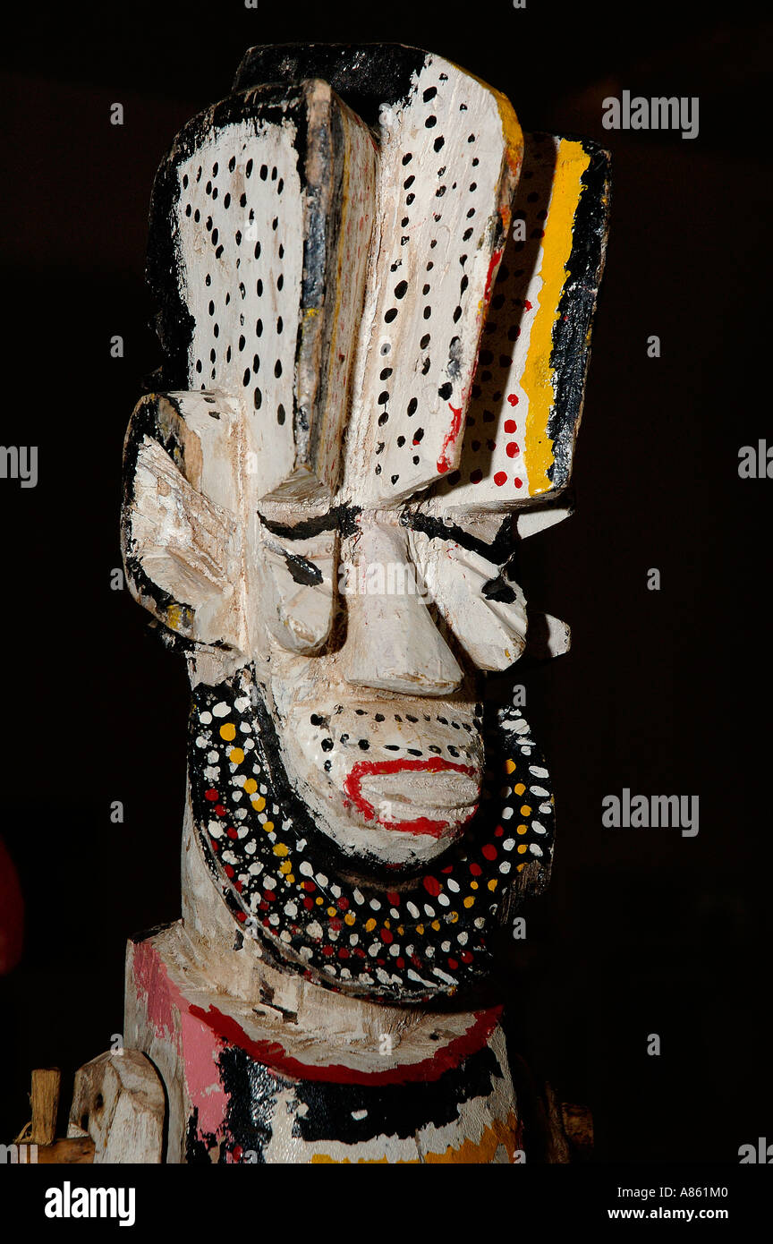 Une figure cérémonielle sculptée dans le bois et peinte avec des couleurs polychromes et des motifs de points. Afrique Banque D'Images