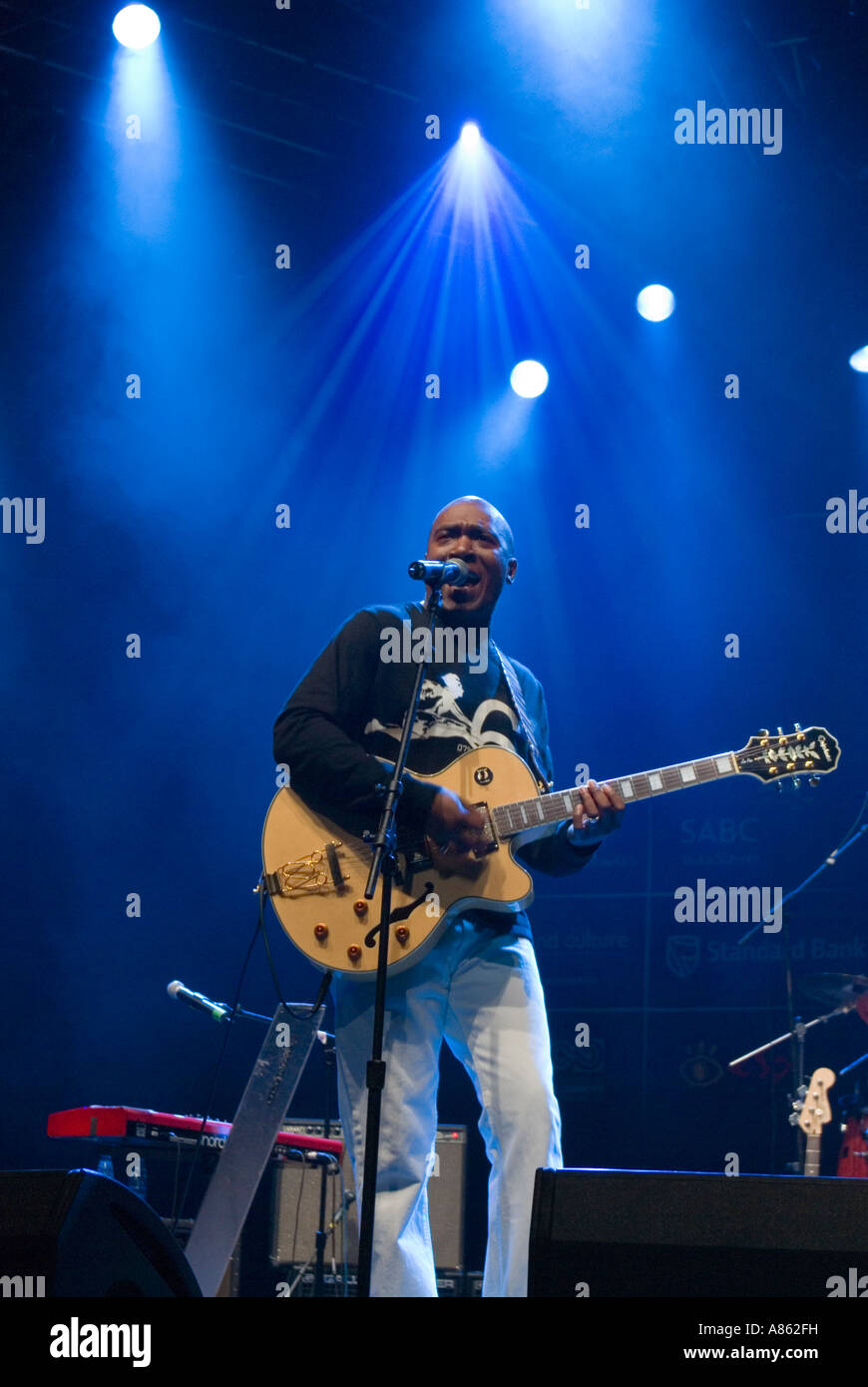 Ray Phiri se produit avec des stimuli au Festival international de Jazz de Cape Town en Afrique du Sud Banque D'Images