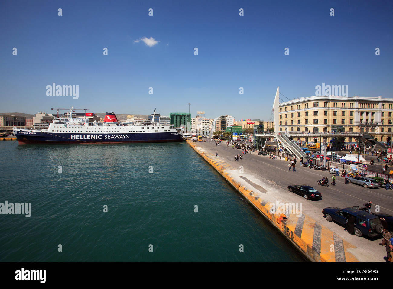 Grèce ATTICA ATHENS PIRAEUS HARBOR VUE DE L'ATTIKO METRO STATION ET LA NOUVELLE passerelle pour piétons Banque D'Images
