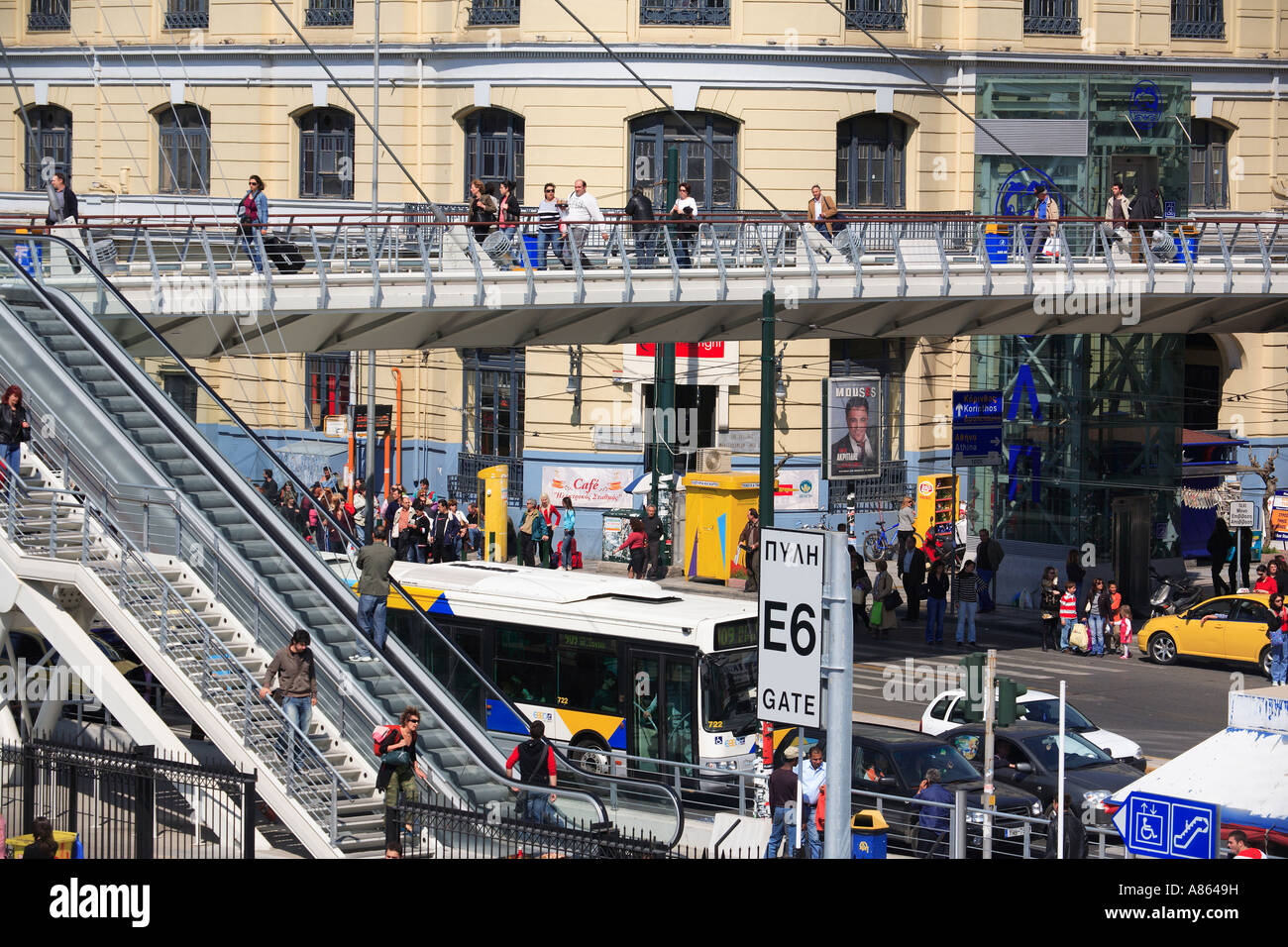 Grèce ATTICA ATHENS PIRAEUS HARBOR VUE DE L'ATTIKO METRO STATION ET LA NOUVELLE passerelle pour piétons Banque D'Images
